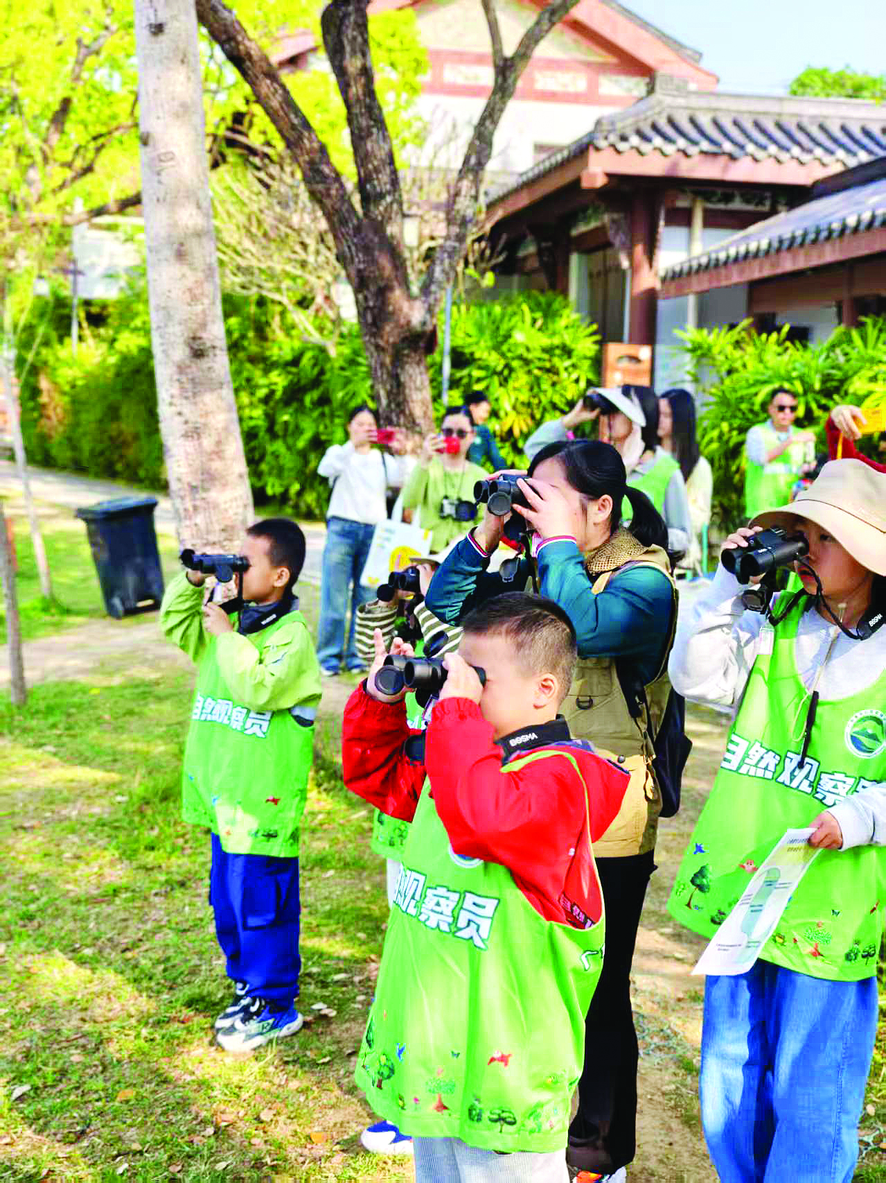 <p>    大人小孩一起参加“小象带你去观鸟”公益活动。图片由市林业局提供</p>