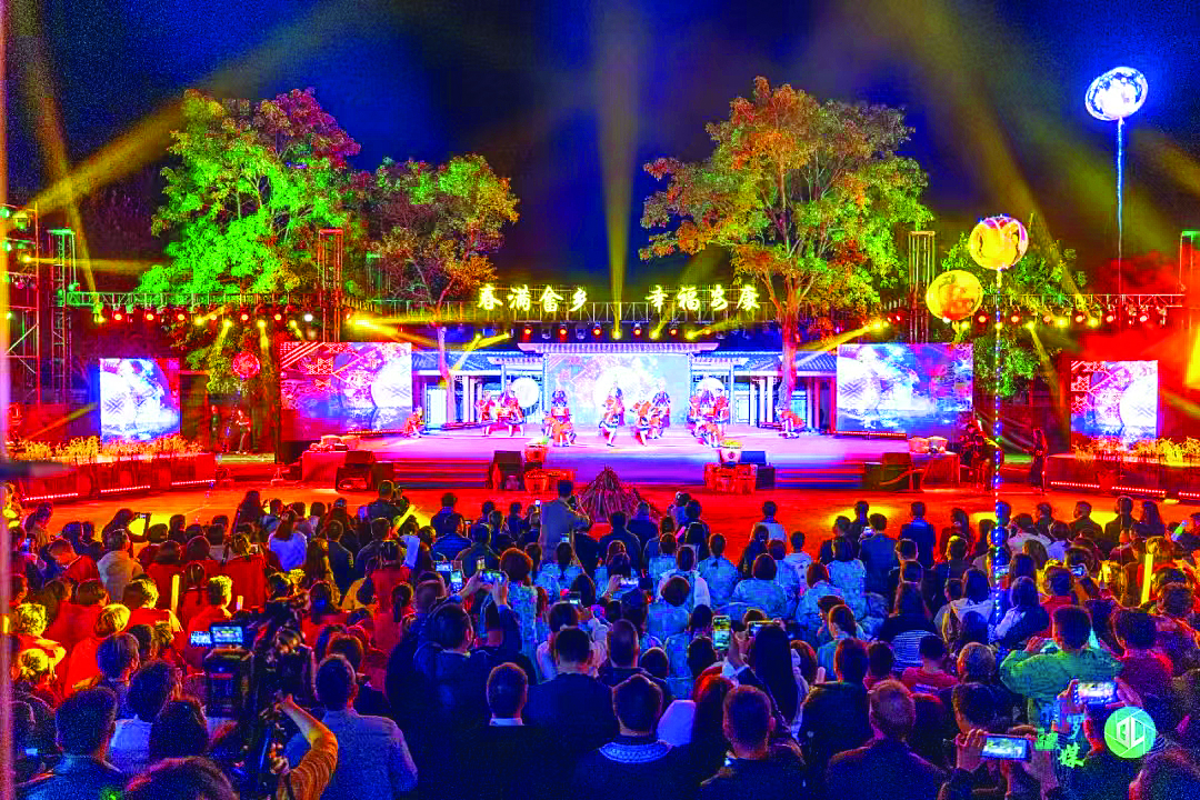     2月11日晚，2025全国春节“村晚”示范展示活动在博罗县横河镇嶂背畲族村举行。图片由驻村干部提供