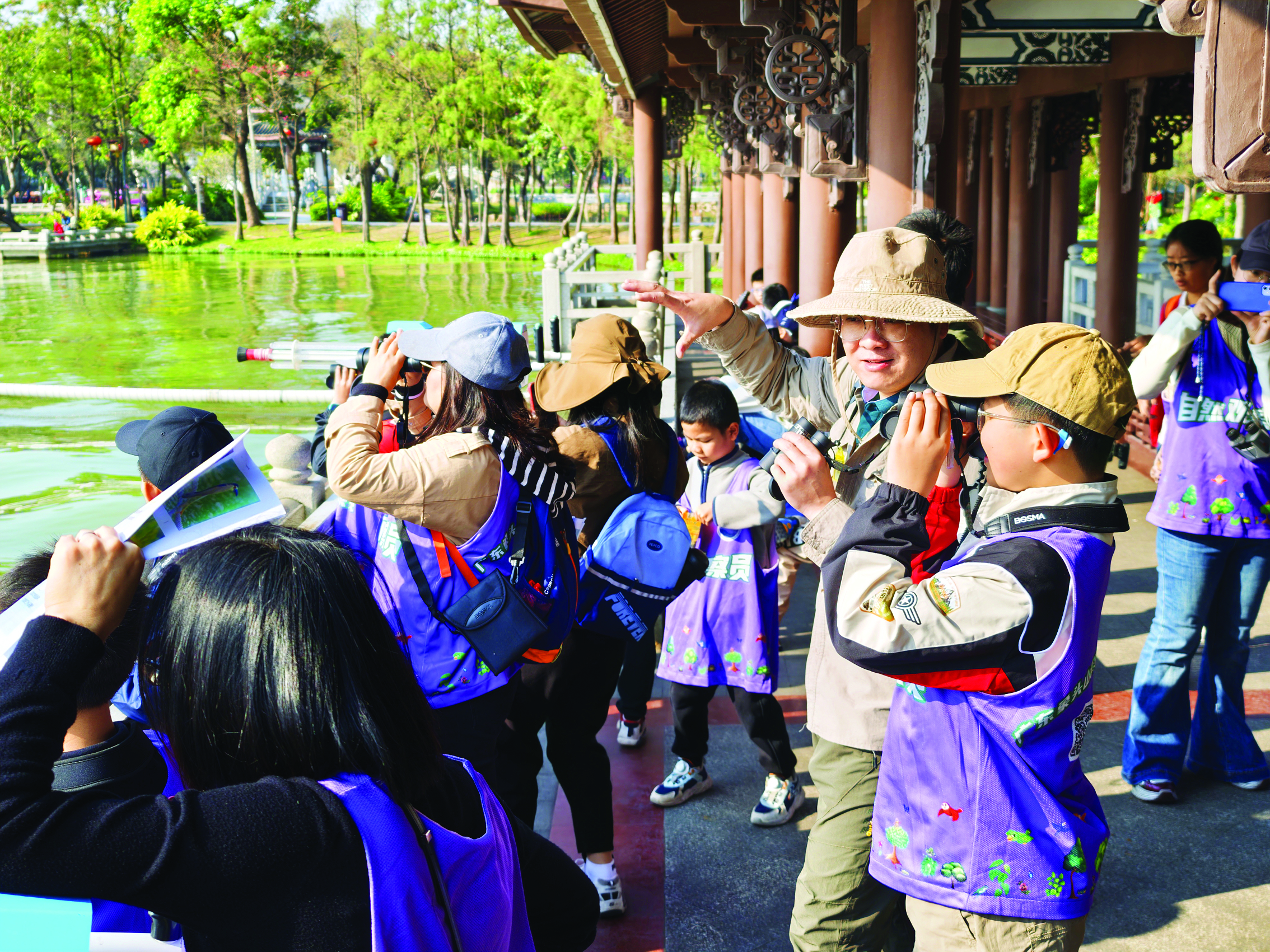 <p>    市民在观察鸟类。    图片由市林业局提供</p>