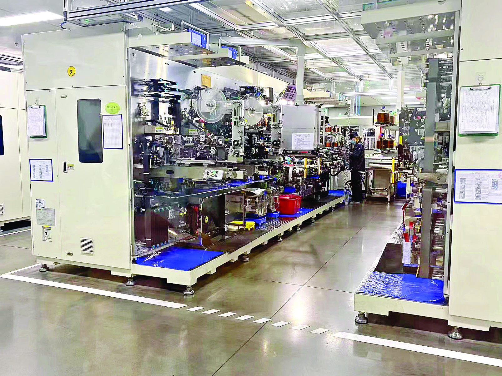     广东诺达智慧能源科技有限公司生产线繁忙。    惠州日报记者邱舒婷 摄