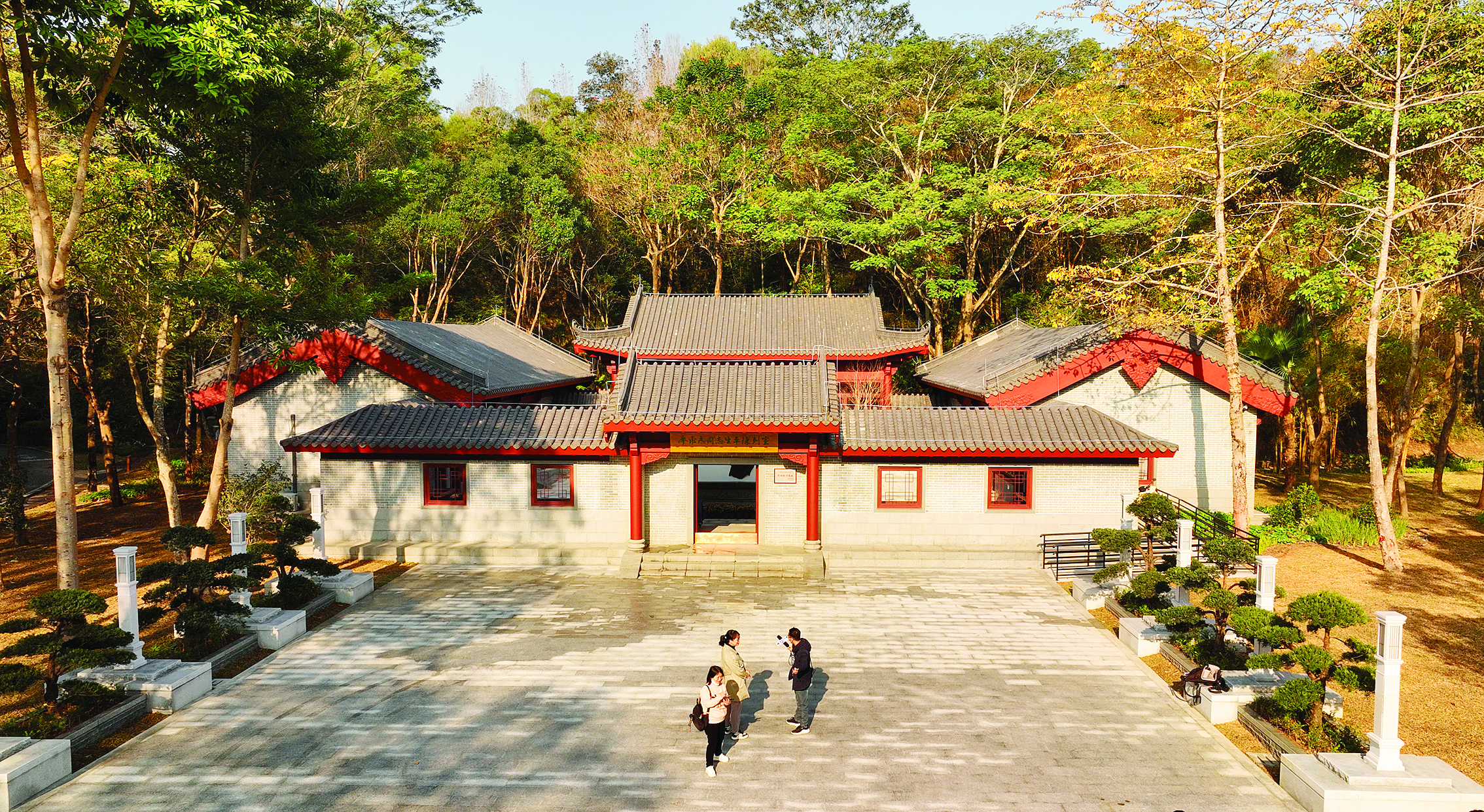     廖承志同志生平陈列室整体为一座四合院式仿古建筑物。