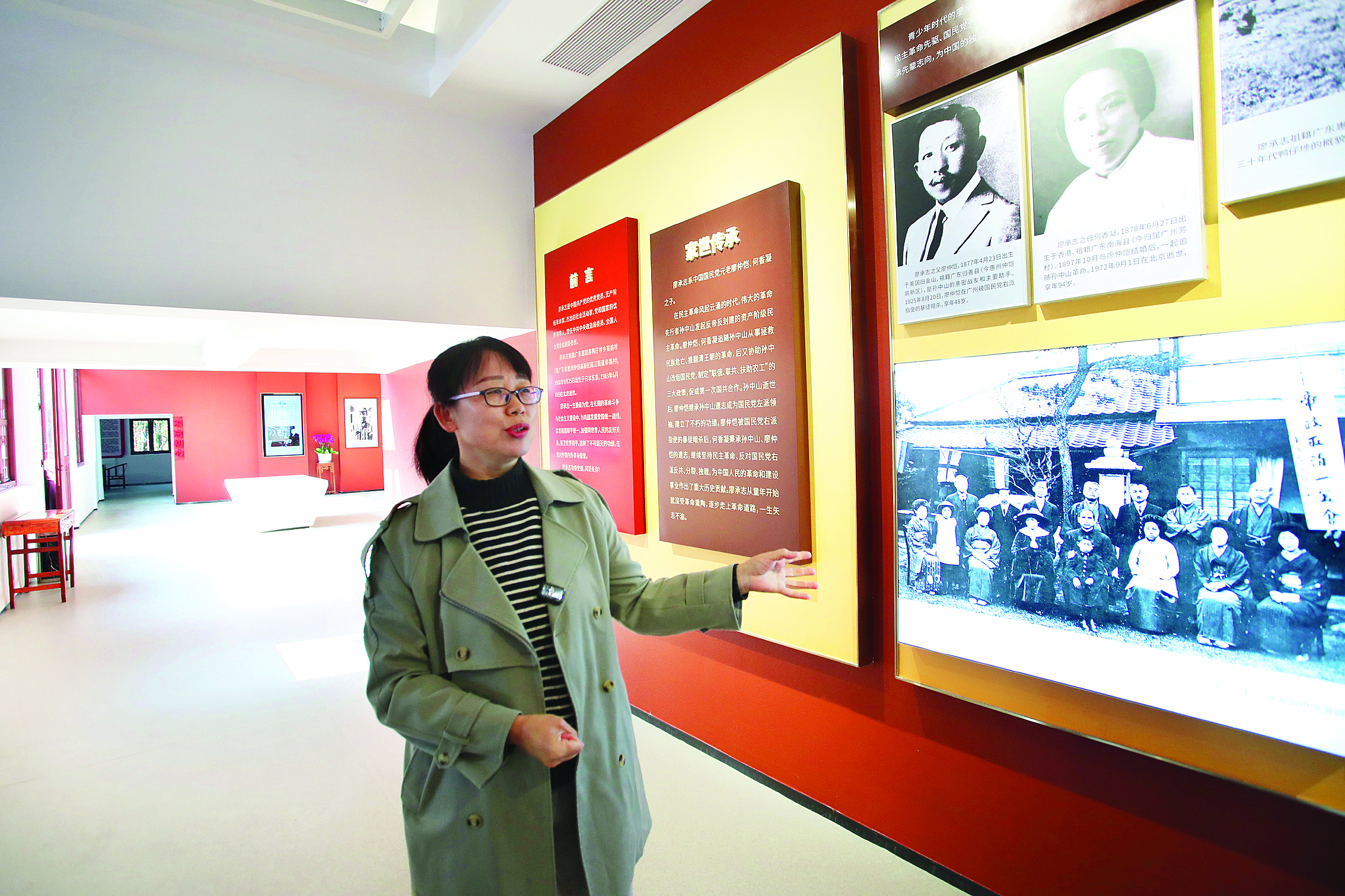     惠州市市政园林事务中心工程二部部长周海燕介绍展陈内容。