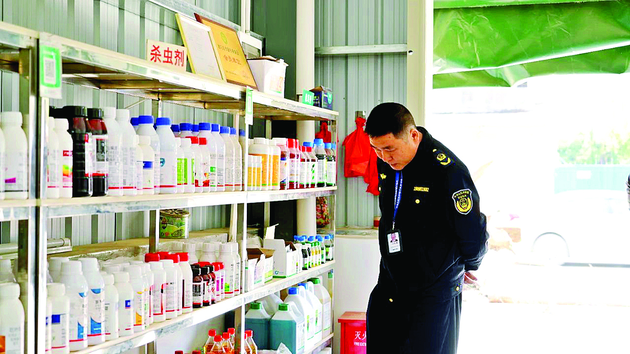     联合检查组对全县供销系统农资经营户开展随机抽查。    通讯员龙融心提供