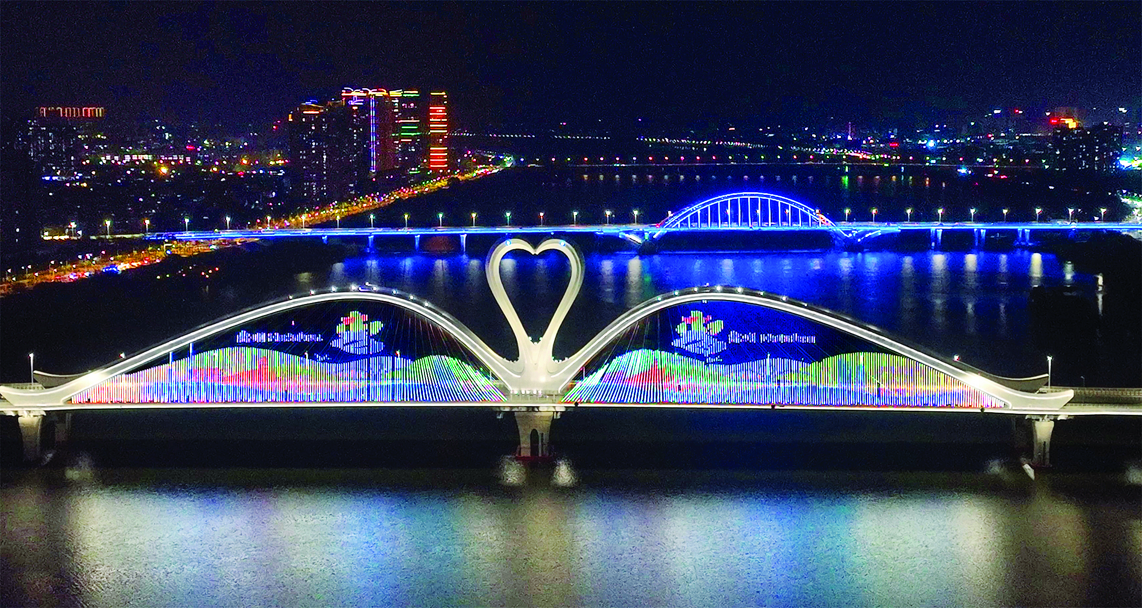     3月26日晚，鹅城大桥等城市地标亮灯，以灯光秀展示惠州城市品牌形象标识等内容。惠州日报记者钟畅新 摄