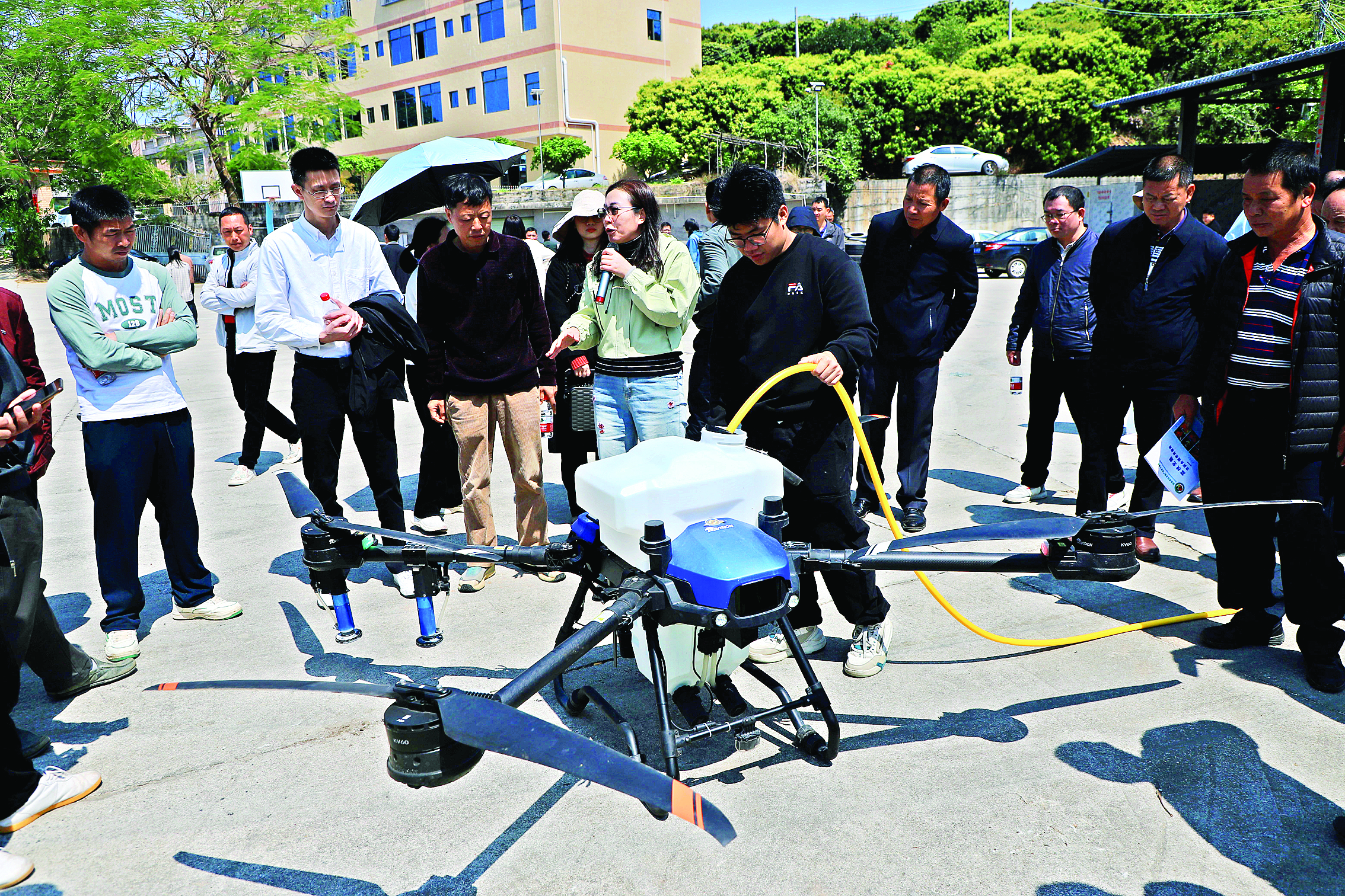     荔枝果农开展无人机飞防培训。