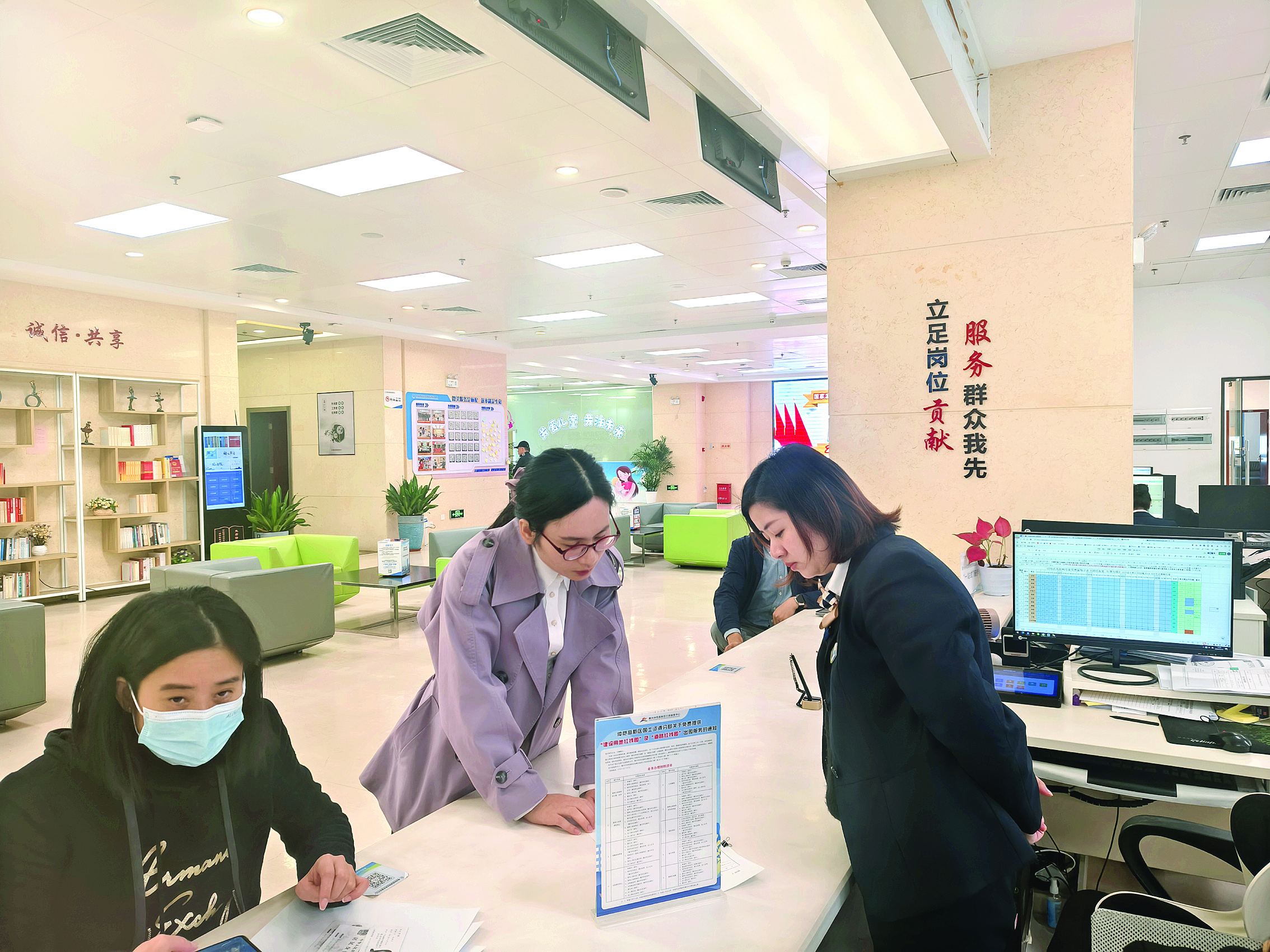     仲恺高新区营商环境监督专班深入政务服务大厅开展监督检查。