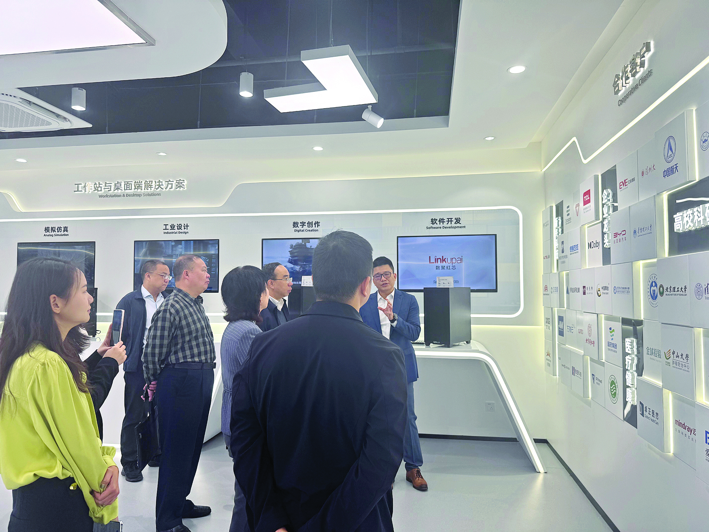     驻市工信局纪检监察组会同驻在单位专题调研人工智能产业发展。