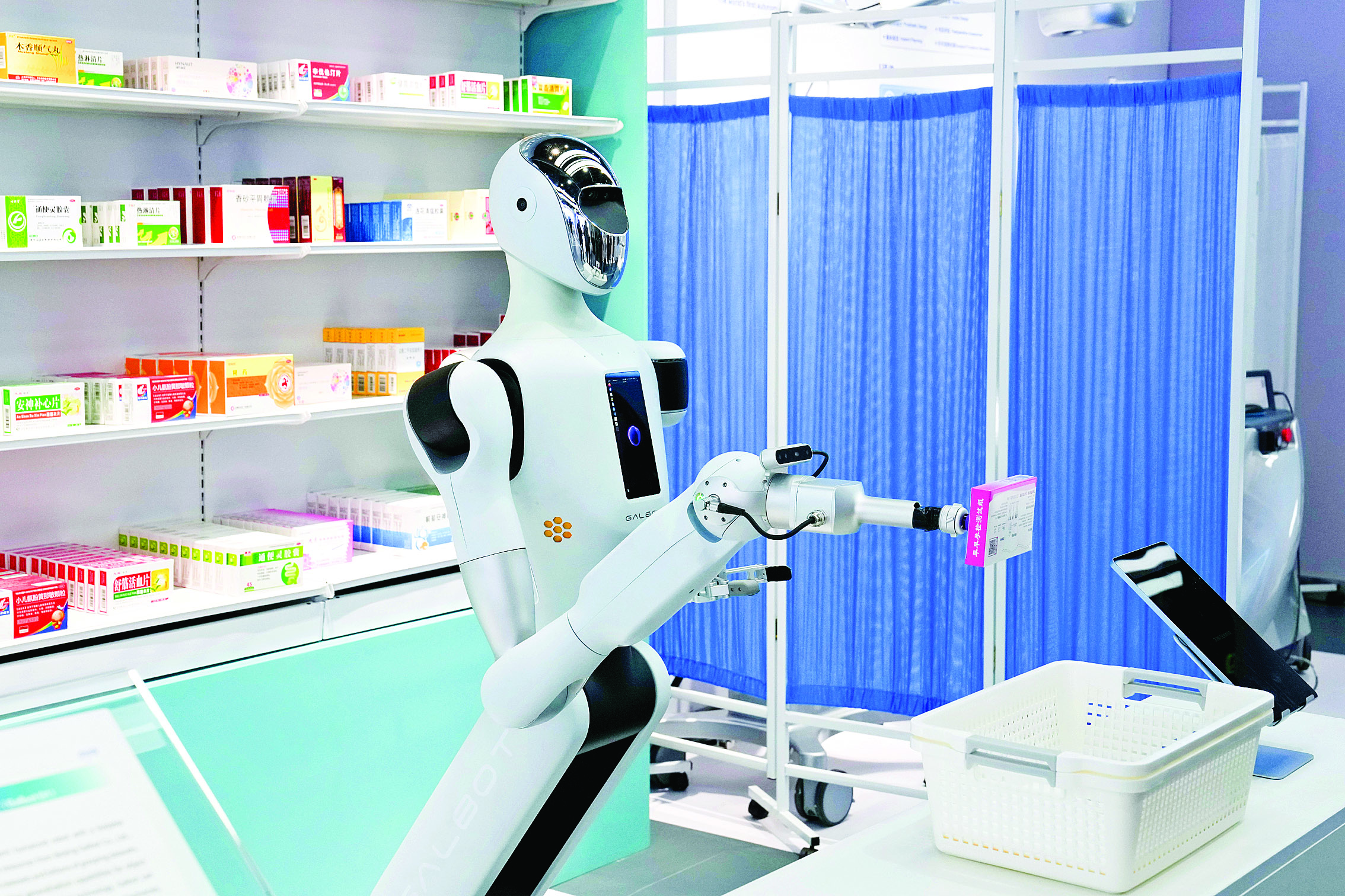     在北京“机器人大世界”的应用场景示范区，银河通用机器人在进行药店无人值守场景演示。新华社发