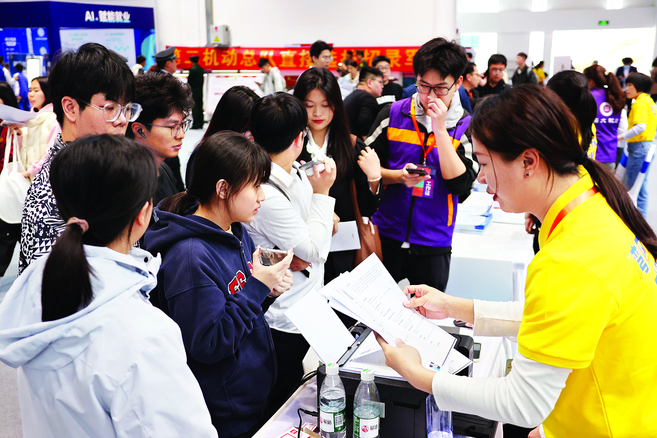     3月29日下午，“百万英才汇南粤”暨惠州市2025年十万人才大招引专项行动——校园惠州日（深圳站）活动现场人头攒动。惠州日报记者李松权 朱金赞 摄