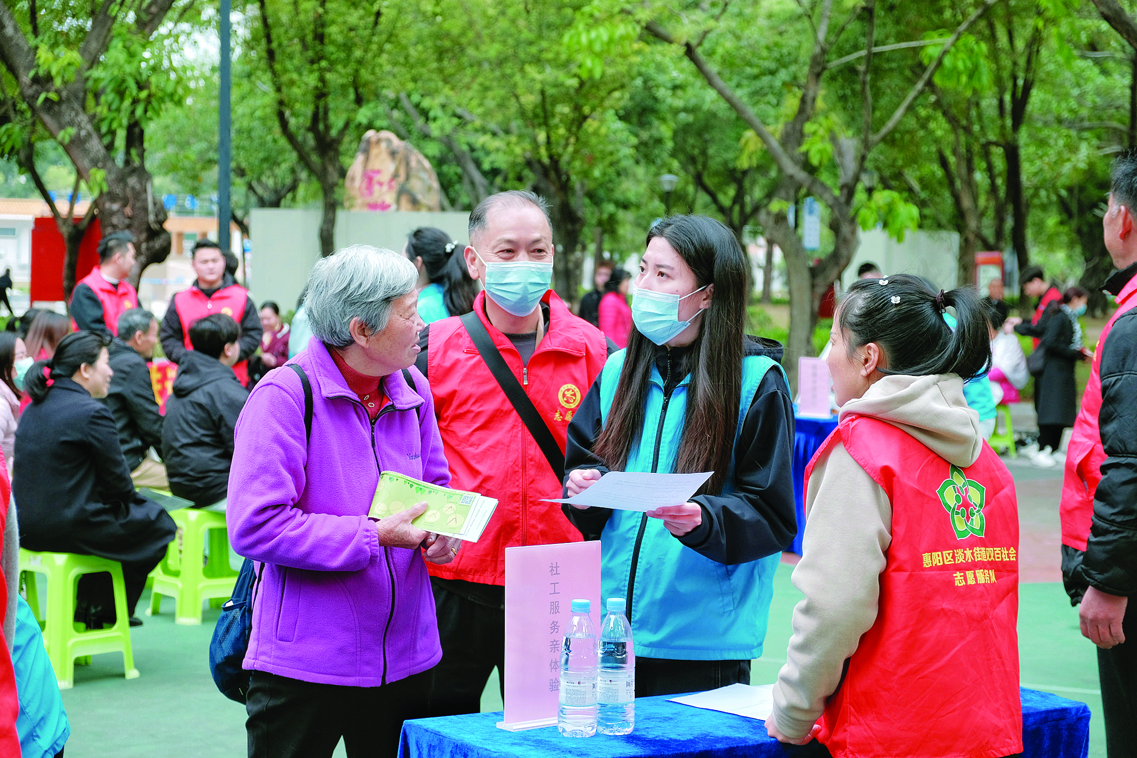     淡水街道社工为居民介绍社工服务。惠州日报记者许文昌 摄