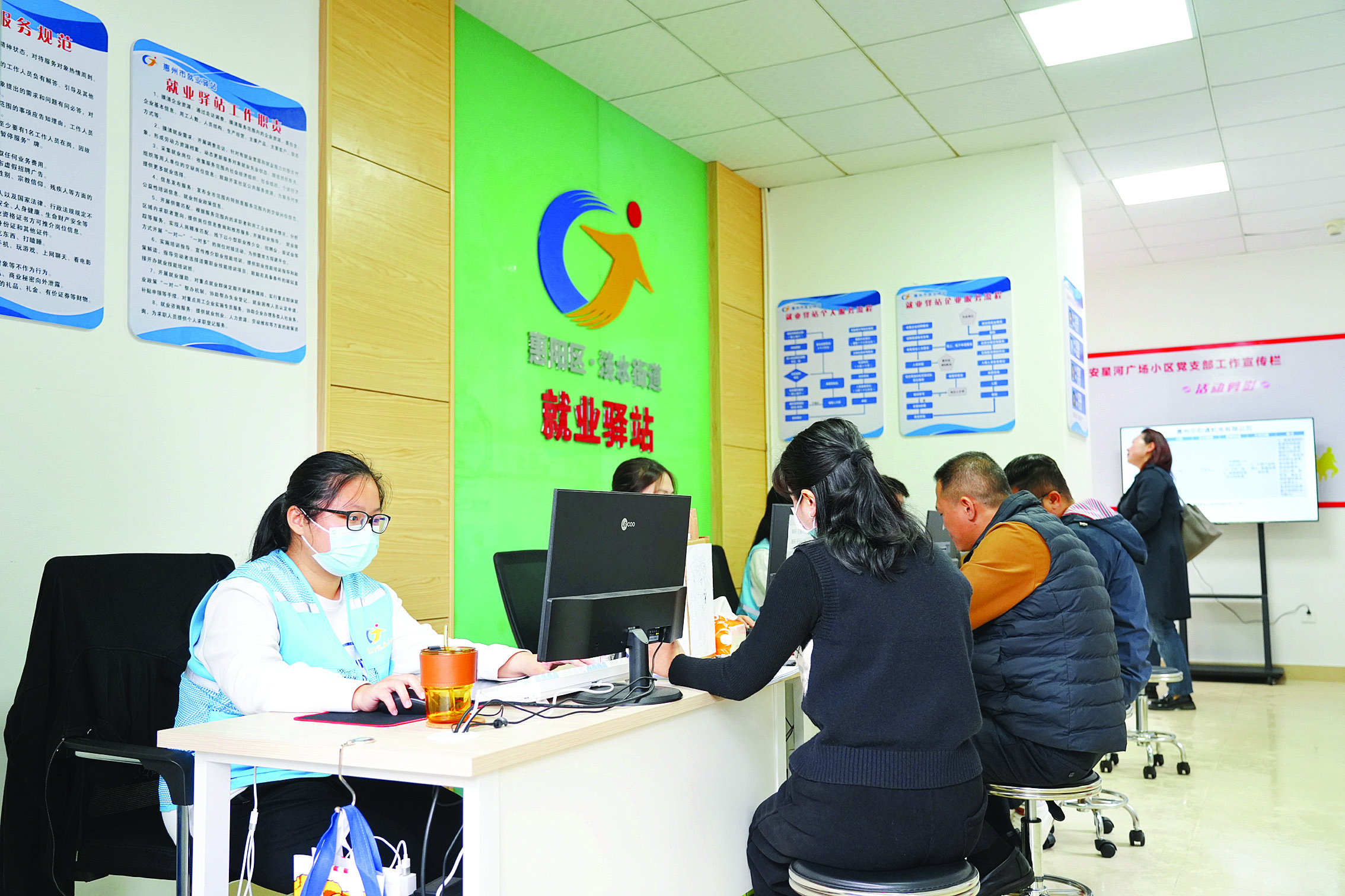     淡水街道就业驿站为求职者提供政策咨询、求职登记等服务。惠州日报记者许文昌 摄