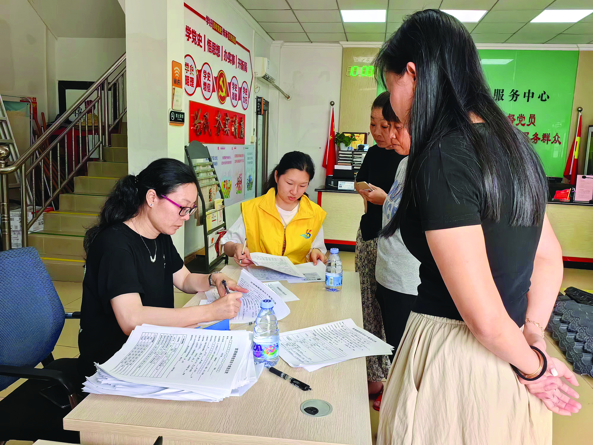     陈玉玲（左二）协助开展“粉红紫荆爱心计划”公益项目，服务妇女健康。    图片由驻村干部提供