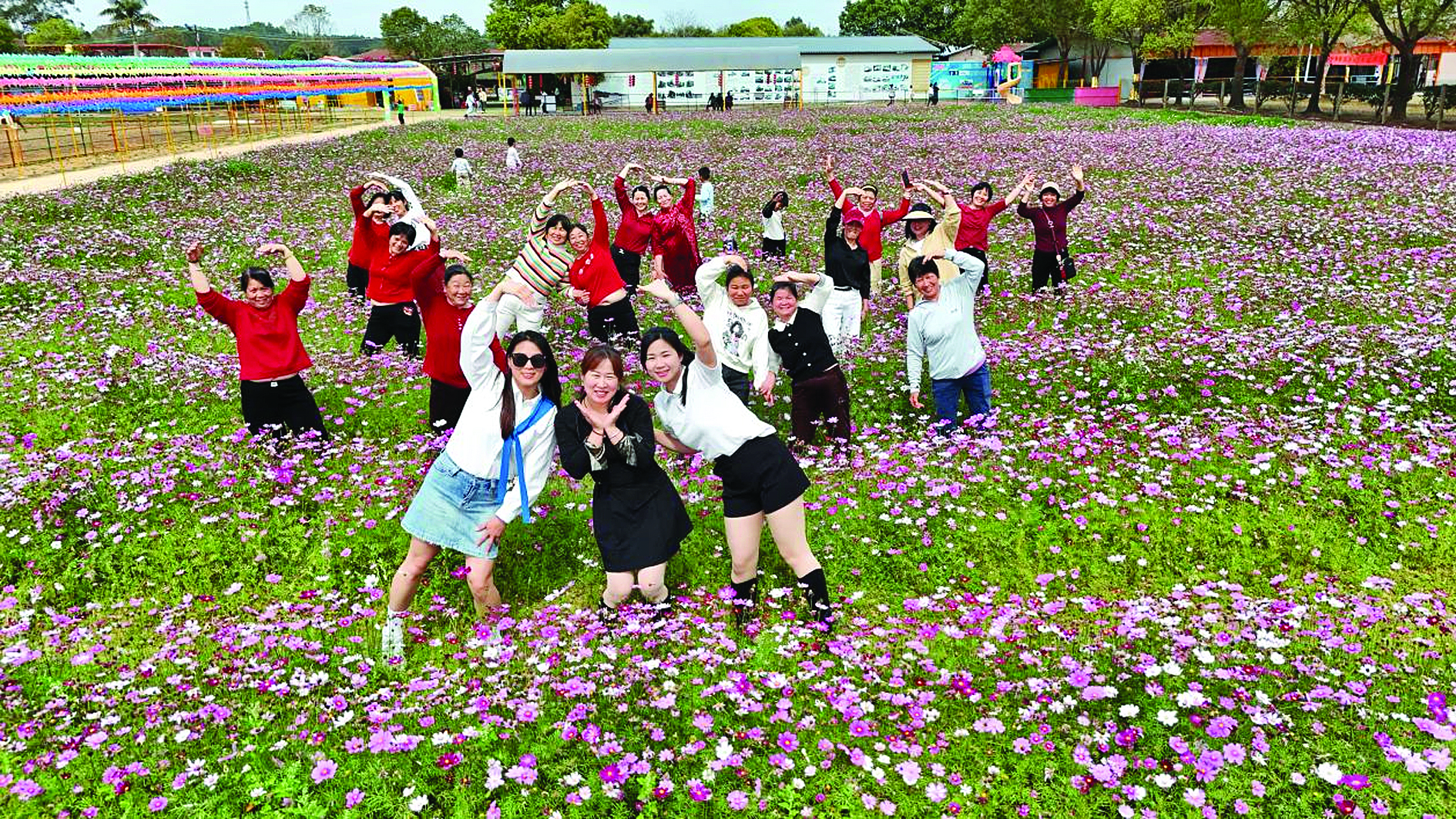     游客在观音阁古石龙休闲度假村赏花。 通讯员黄依婷 摄