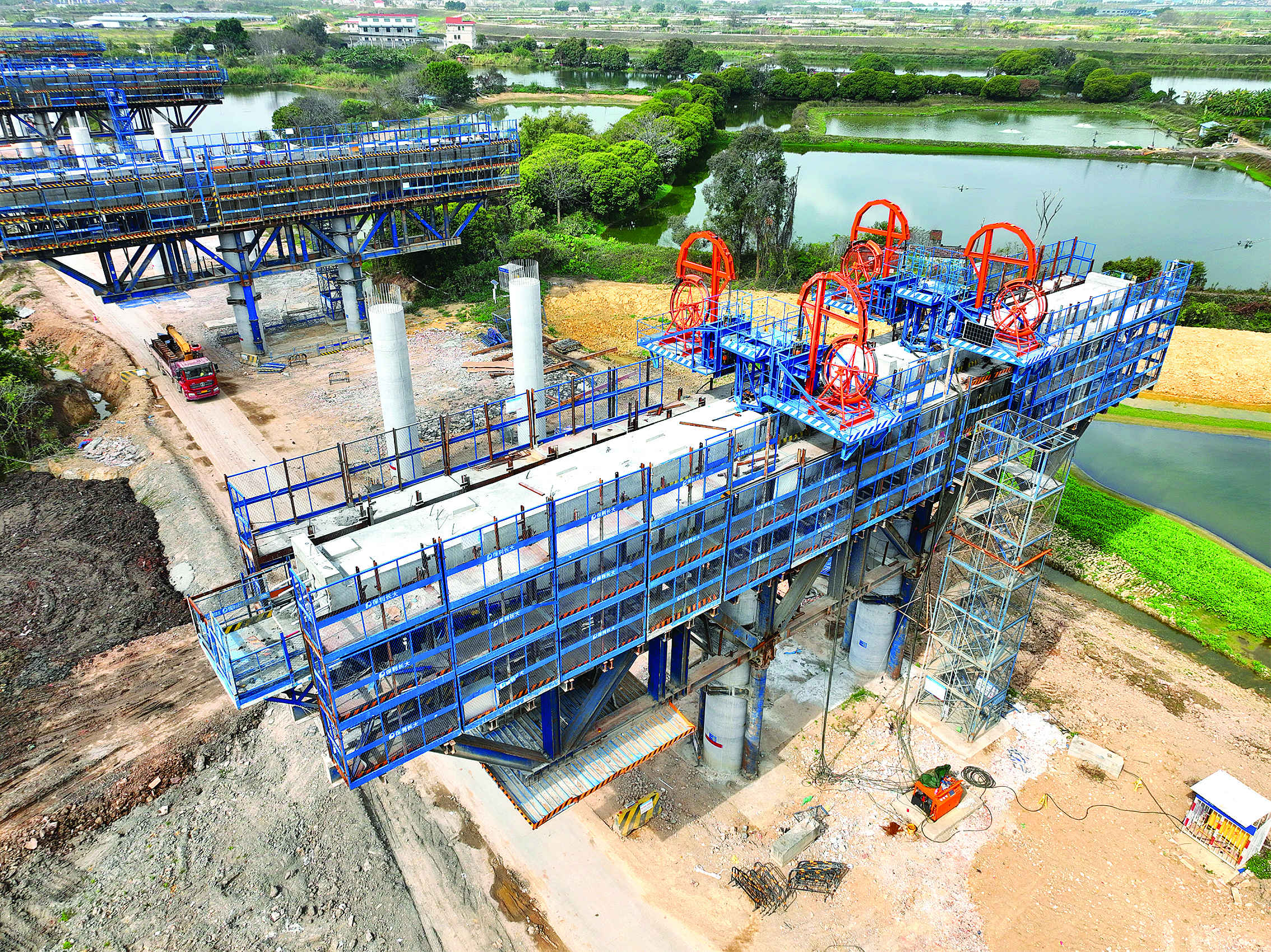     广东惠增高速公路有限公司研发的“盖梁支架无人化智能安拆技术”有效提升了施工效率。 图片由广东惠增高速公路有限公司提供