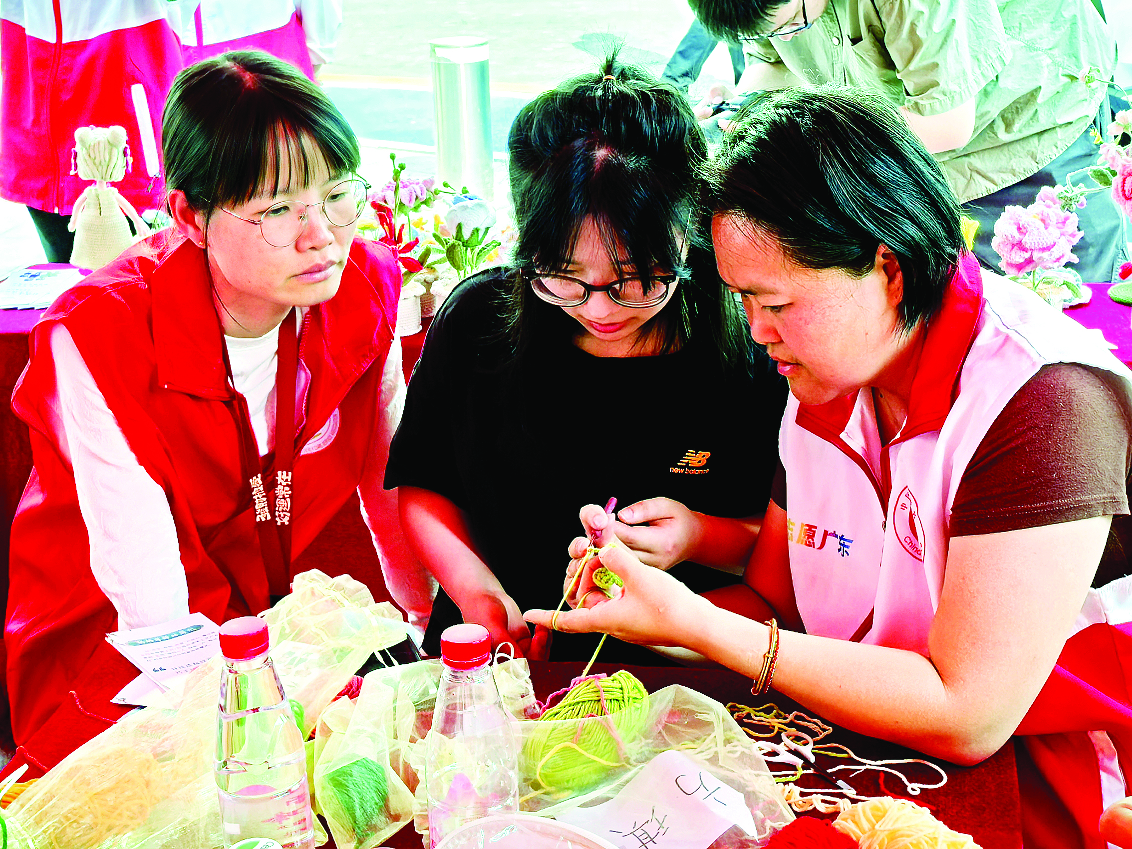     巧娘志愿服务队志愿者现场教学。惠州日报记者谢菁菁 摄