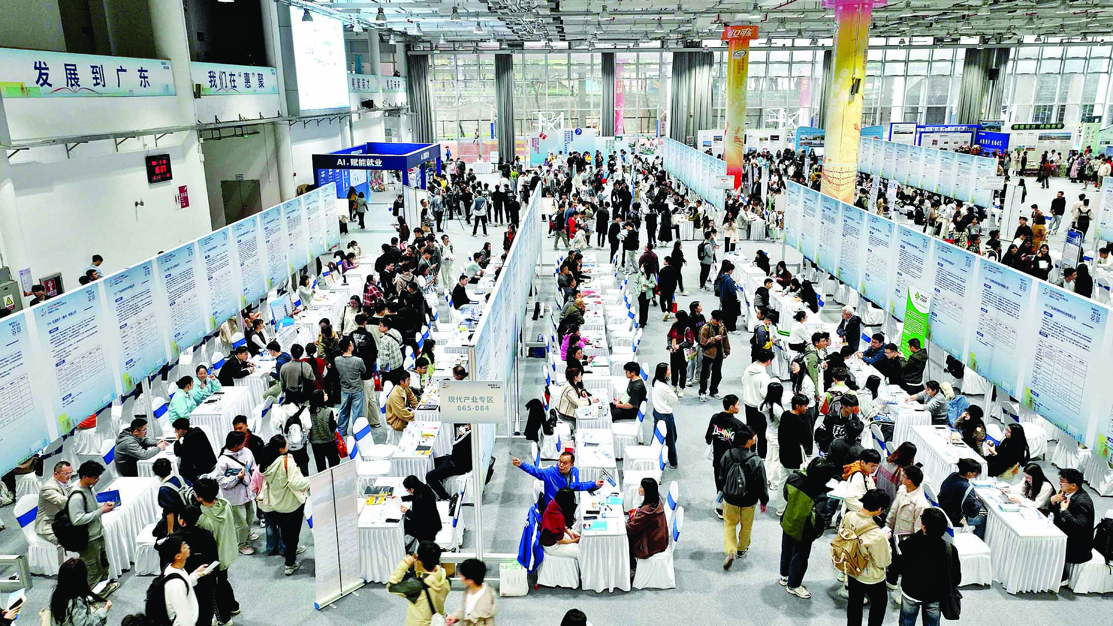     深圳大学招聘会现场人头攒动。惠州日报记者李松权 朱金赞 摄