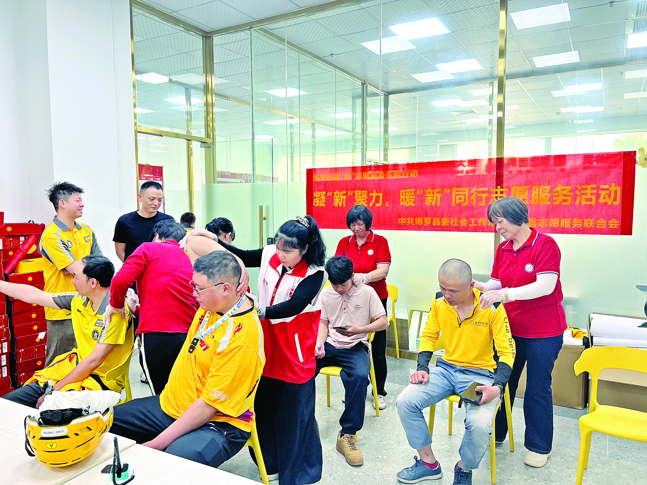     志愿者为外卖骑手按摩舒缓疲劳。