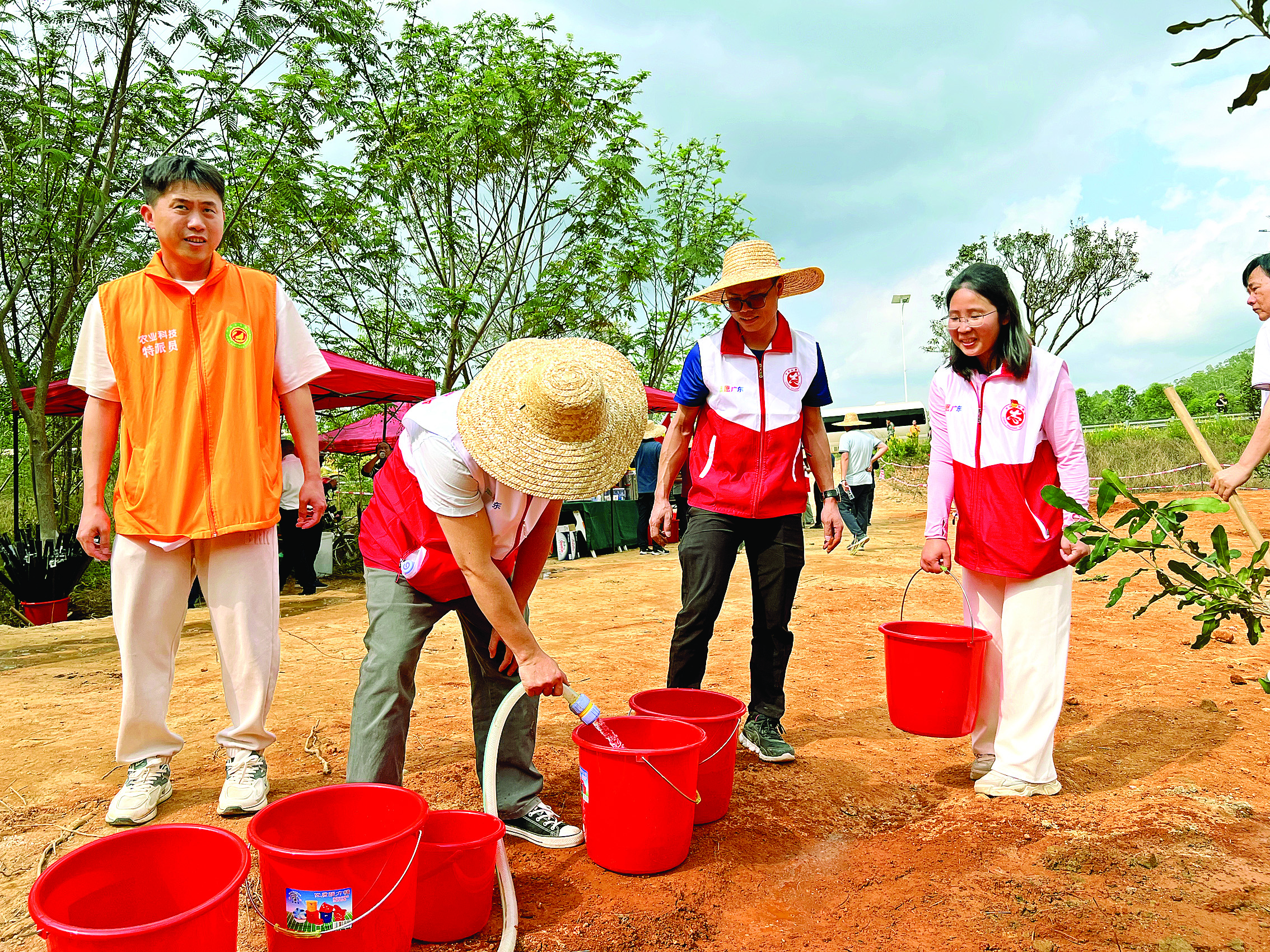     博罗志愿者开展义务植树活动。