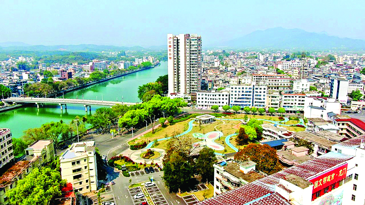     人民公园为龙门居民提供便捷舒适的休闲空间。    龙门县融媒体中心供图