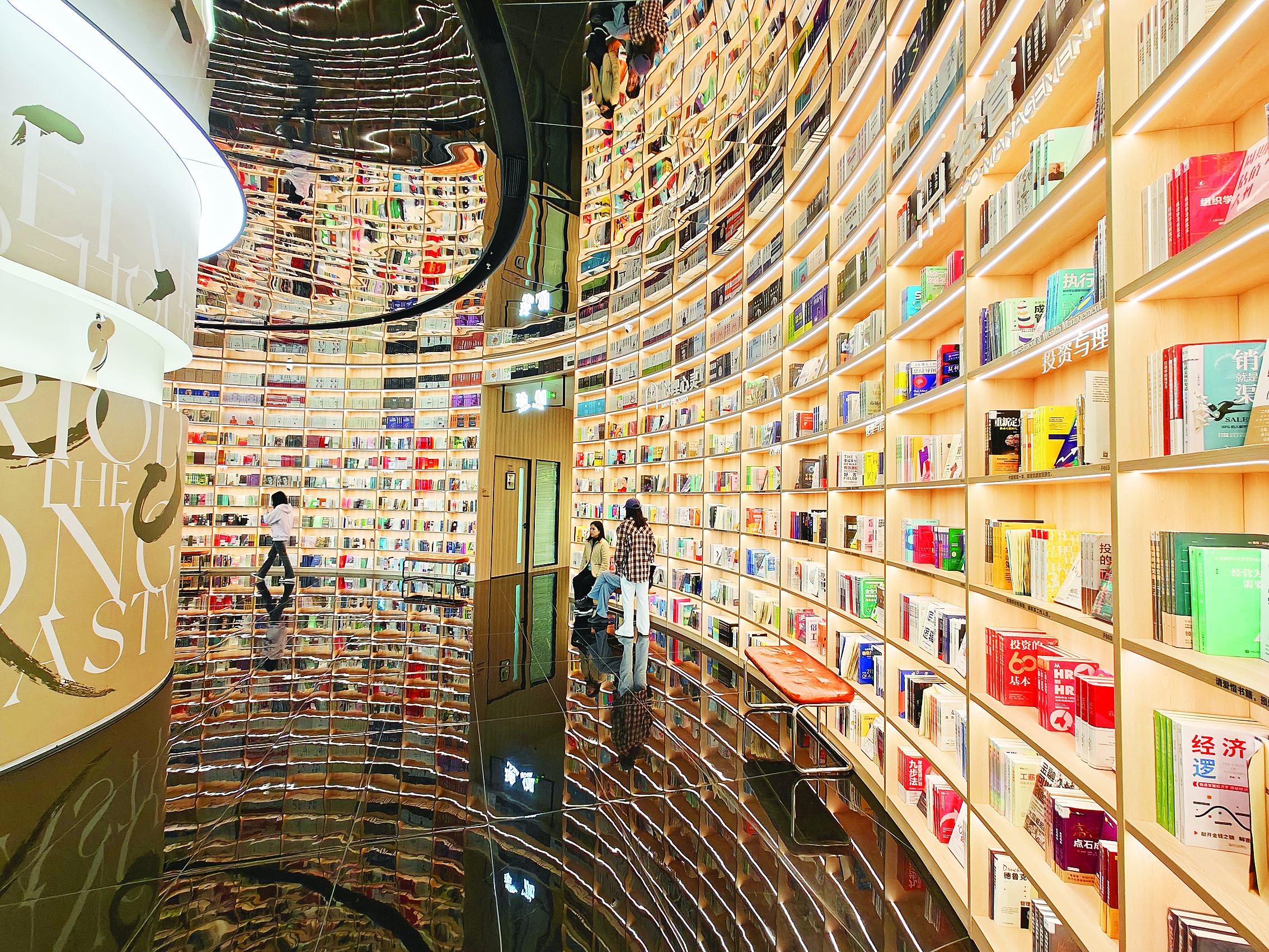     位于港惠三期罗浮里的愈欣书店如迷宫般引人入胜。惠州日报记者刘炜炜 摄