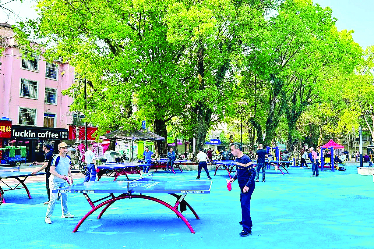     市民在焕然一新的东较文化广场切磋球技。    龙门县融媒体中心供图