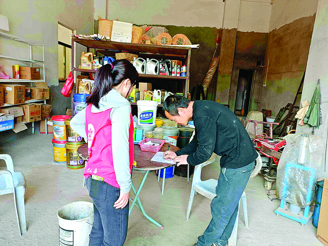     禁毒社工深入居民家宣传禁毒。    惠州日报记者蔡伟健 通讯员郭晓锋 摄