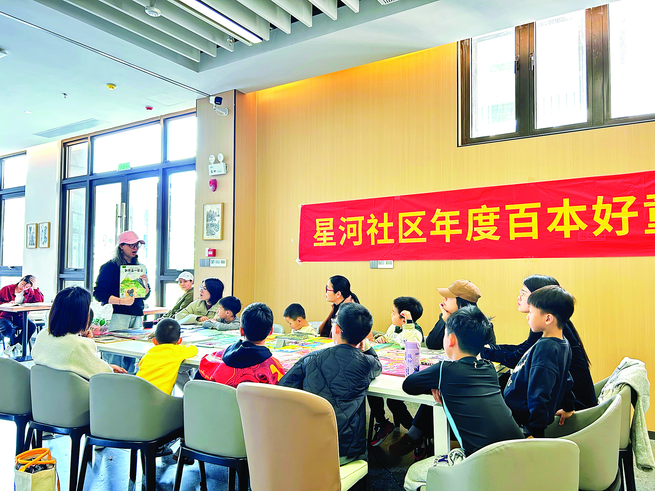     惠阳淡水街道星河社区常态化开展绘本童书展、亲子故事会等活动。图片由星河社区提供