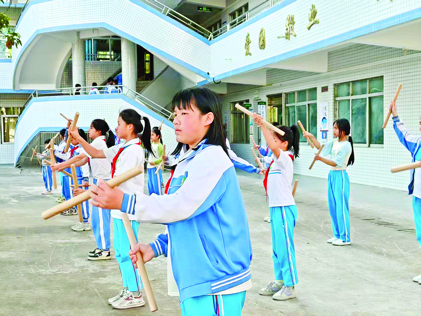     学生们在练习英歌舞动作。    惠州日报记者李燕文 通讯员麻陂宣 摄