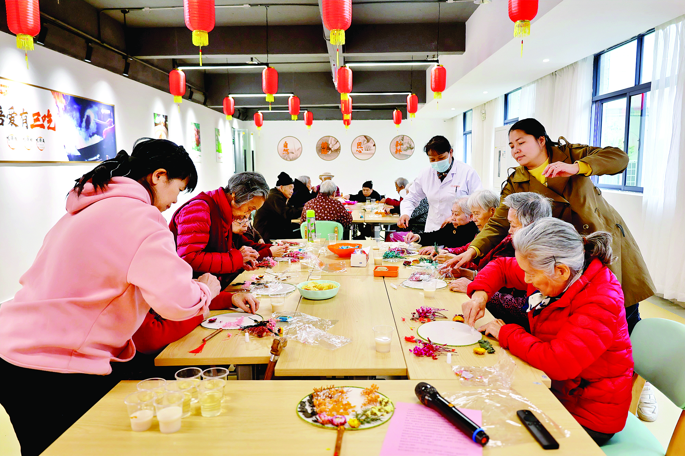     位于惠东平山街道泰园社区的惠东县社会养老服务中心（绿康西枝家园）内，长者们在制作干花团扇。图片由泰园社区提供
