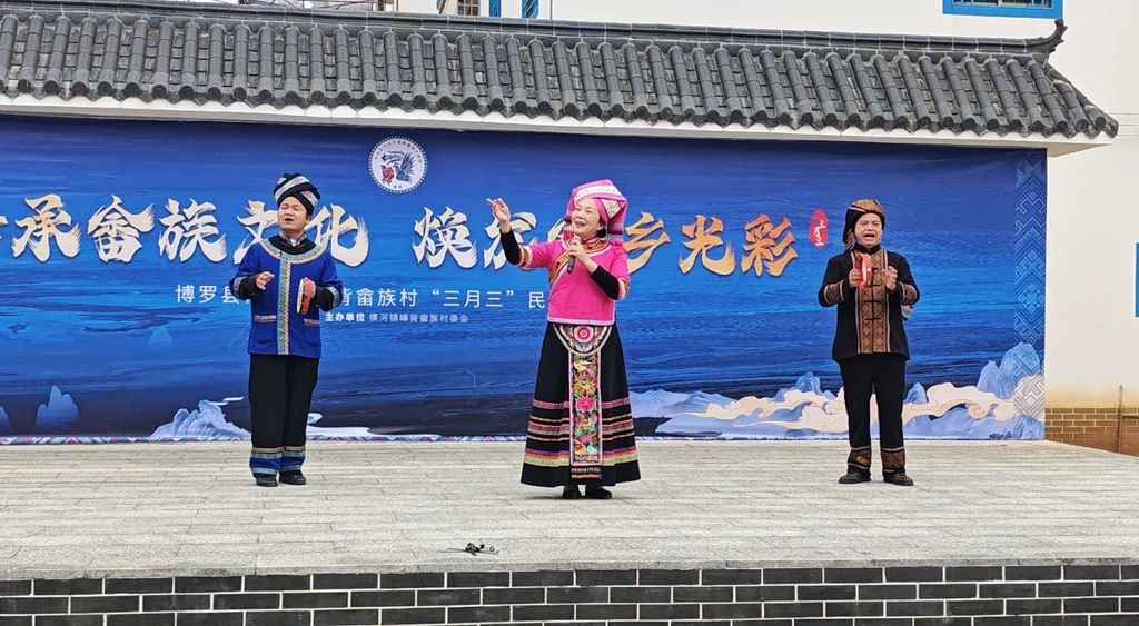 <p>    广州理工学院教师山歌队“壮韵组合”演唱歌曲《三月三来共欢乐》。    惠州日报记者黄桃 卢泓宇 摄</p>