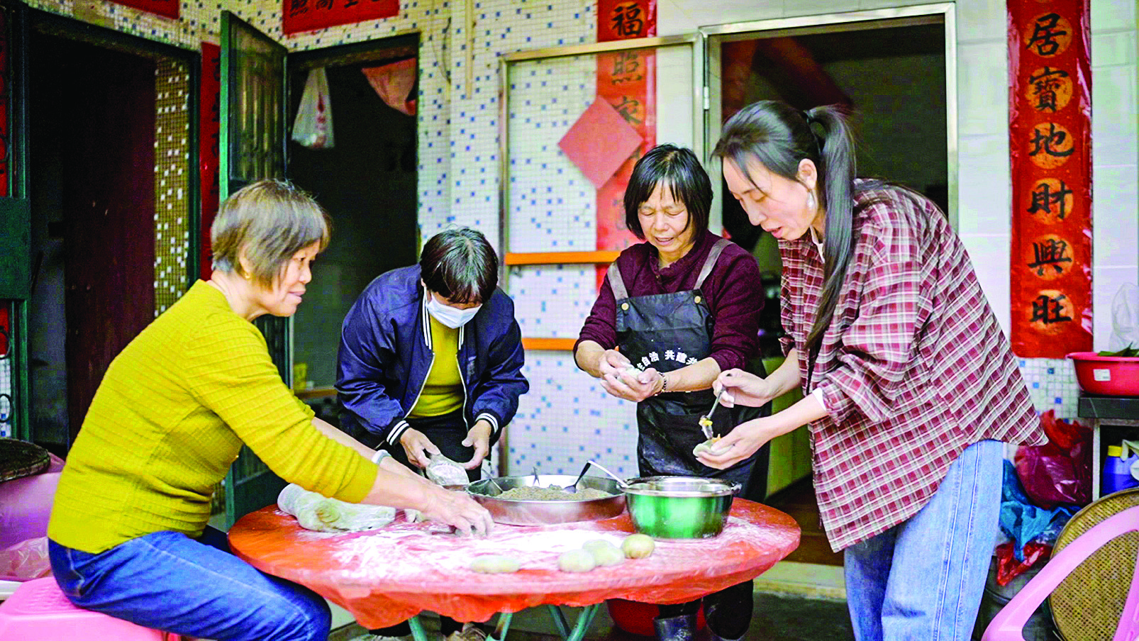     叶友兰（右二）和好友一起制作艾粄。