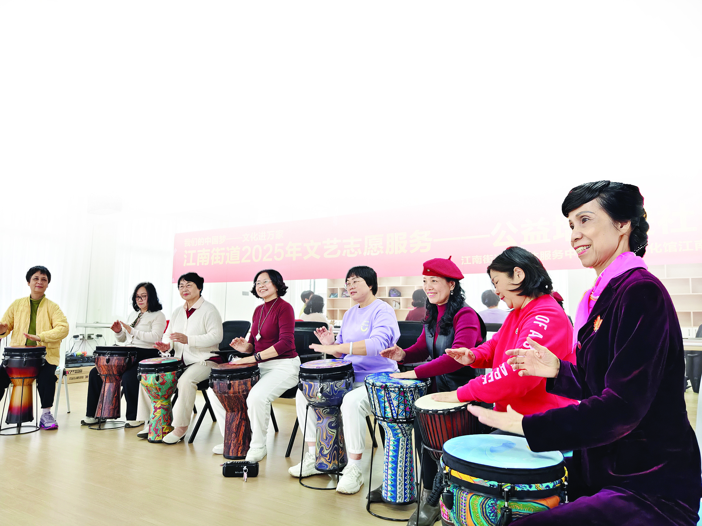     居民在惠城区江南街道祝屋巷社区参加公益培训讲堂。    图片由江南街道提供