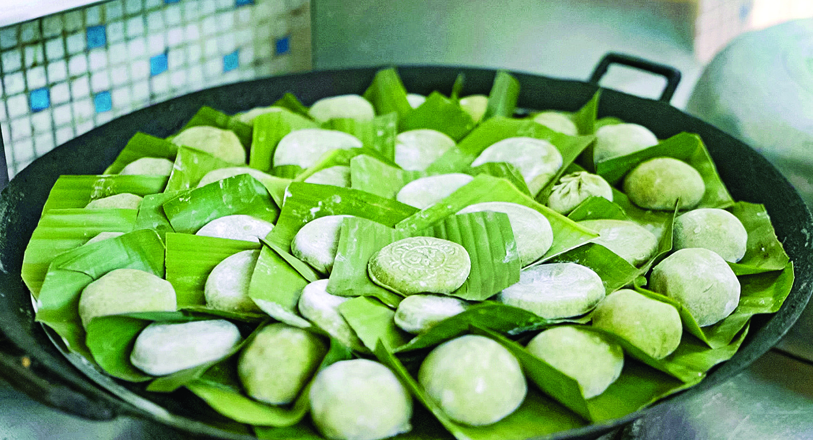     一个个捏成团的艾粄圆润饱满。