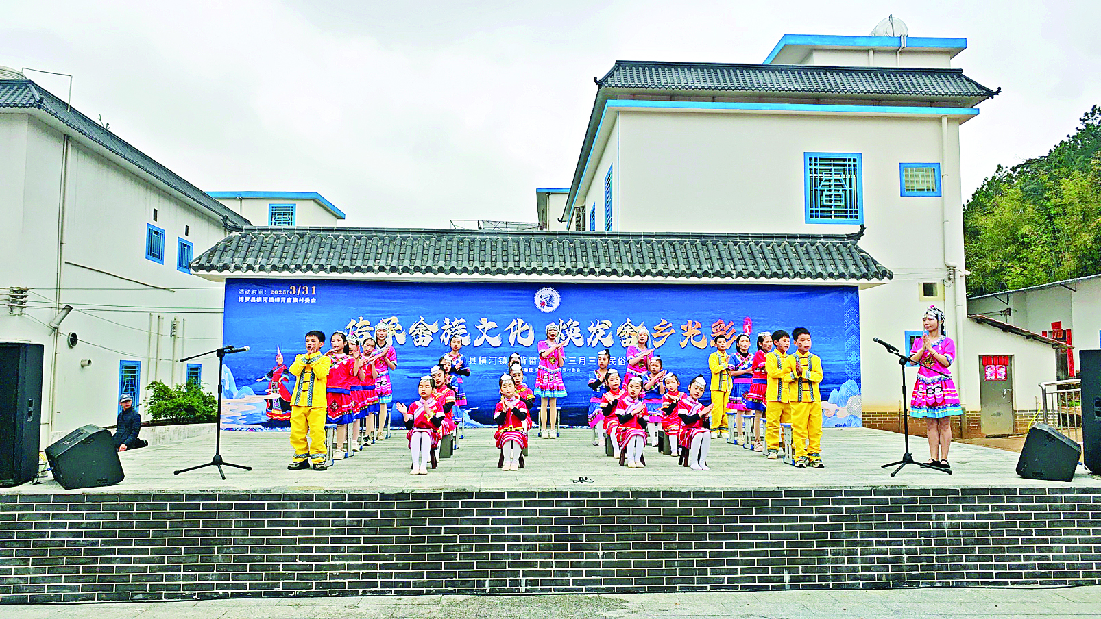     小学生用畲汉双语演绎《畲乡三月三·法治三字经》课桌舞。惠州日报记者卢泓宇 摄