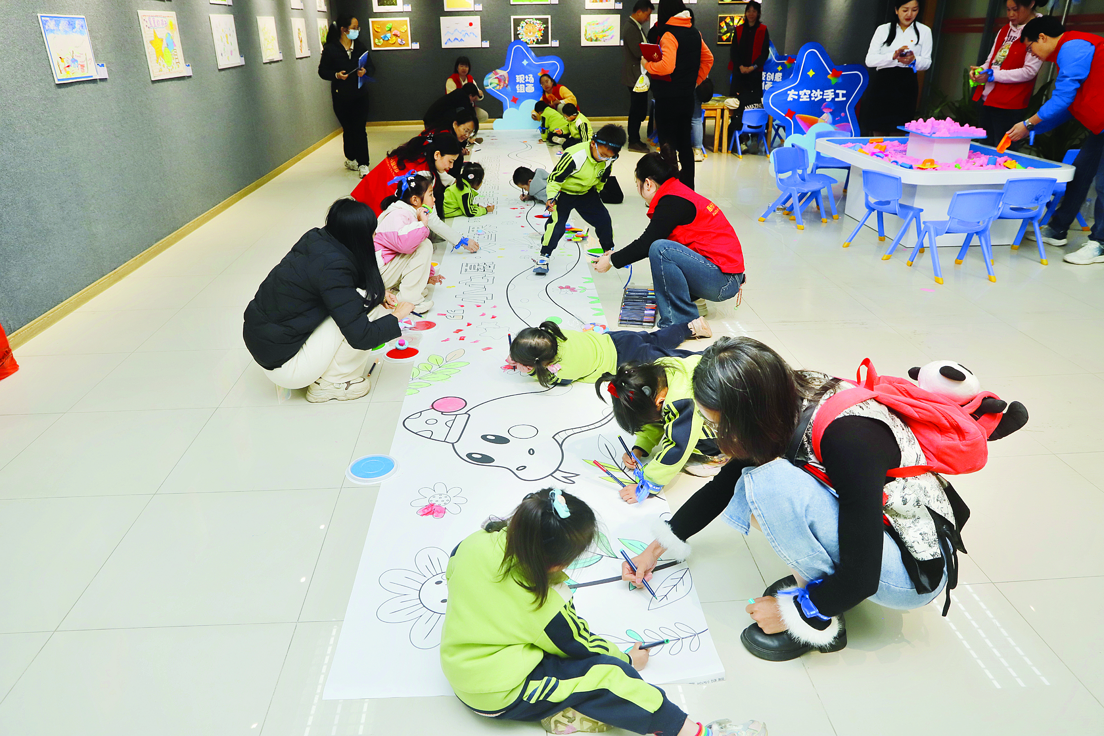     孤独症儿童、家长及社会人士共同参与“十米长卷 闪耀星空”组画创作。惠州日报记者骆国红 摄