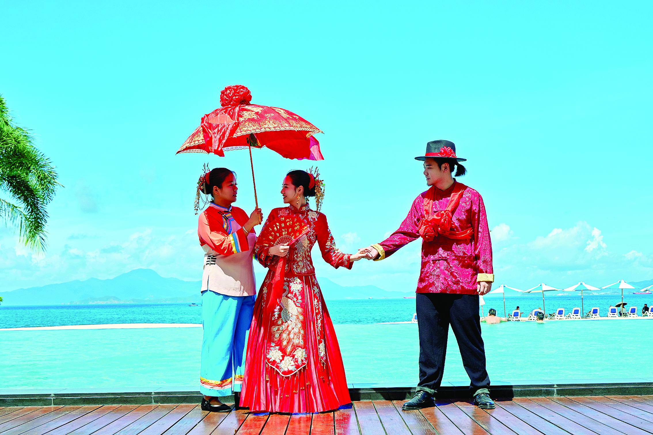     游客体验渔家婚俗旅拍。惠州日报记者洪鹊儿 通讯员巽寮宣 摄