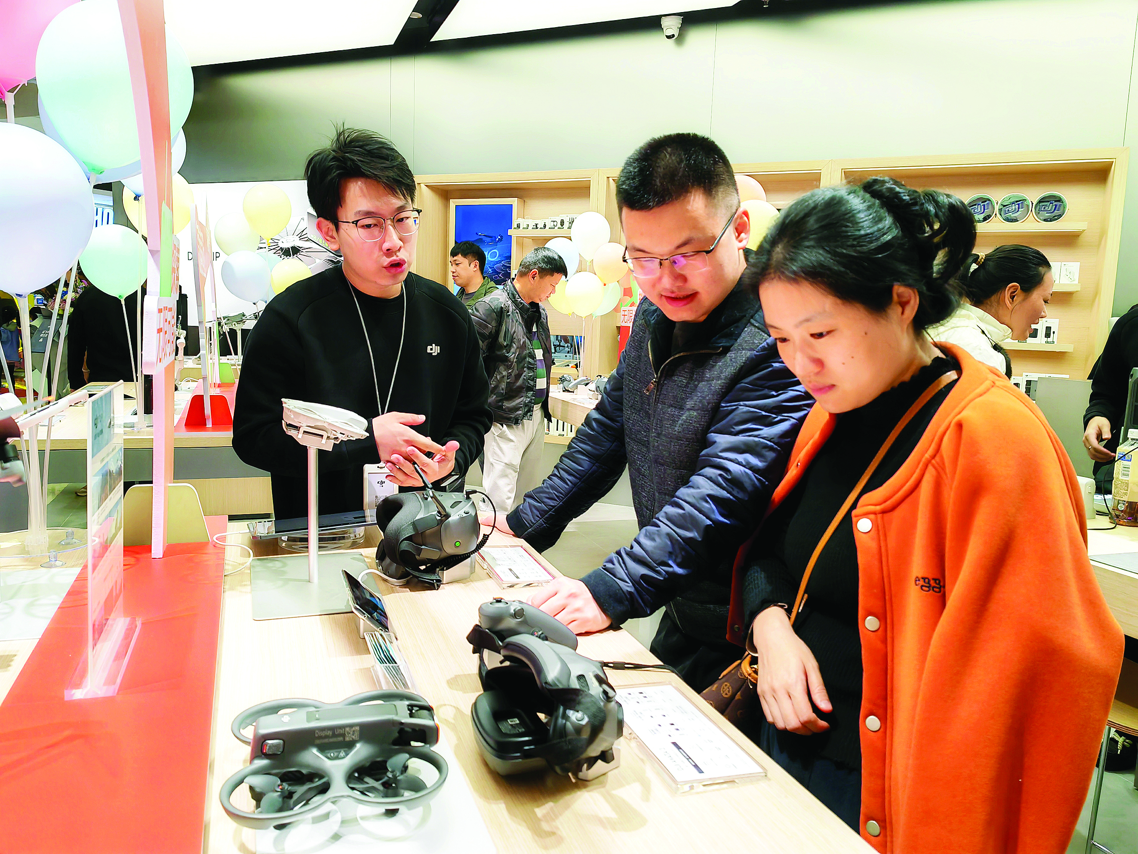     市民在大亚湾万达广场大疆旗舰店参观体验。惠州日报记者匡湘鄂 摄