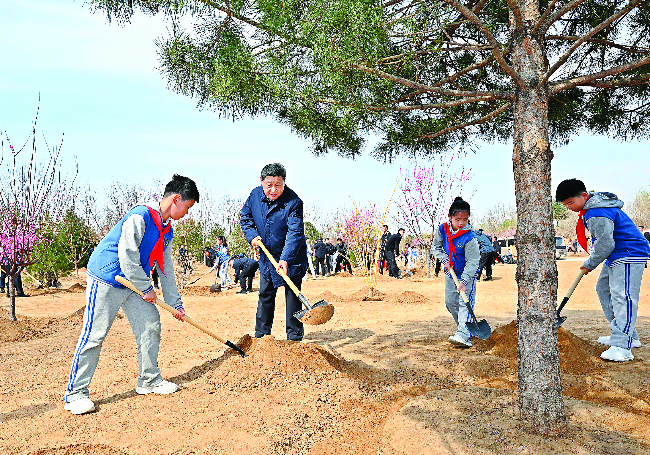     4月3日，党和国家领导人习近平、李强、赵乐际、王沪宁、蔡奇、丁薛祥、李希、韩正等来到北京市丰台区永定河畔参加首都义务植树活动。这是习近平同大家一起植树。新华社发