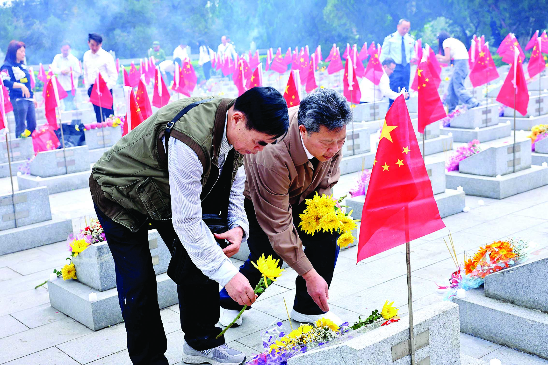     清明节前夕，我市组织人员赴广西开展异地英烈祭扫活动。惠州市退役军人事务局供图