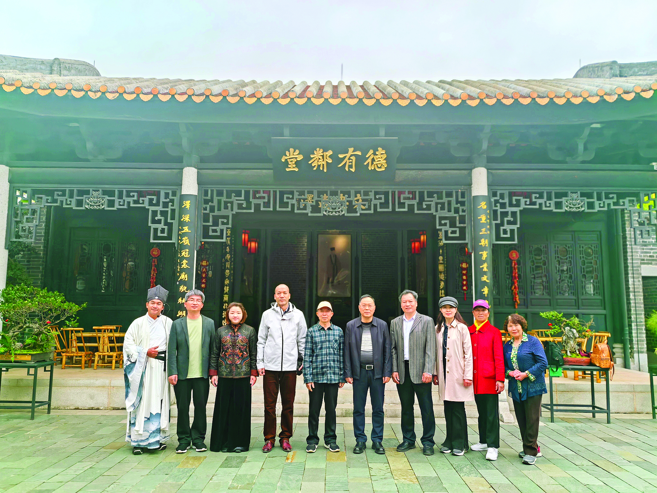     陶宗勤（左5）到惠州苏东坡祠寻访东坡足迹。通讯员刘巧朋 摄
