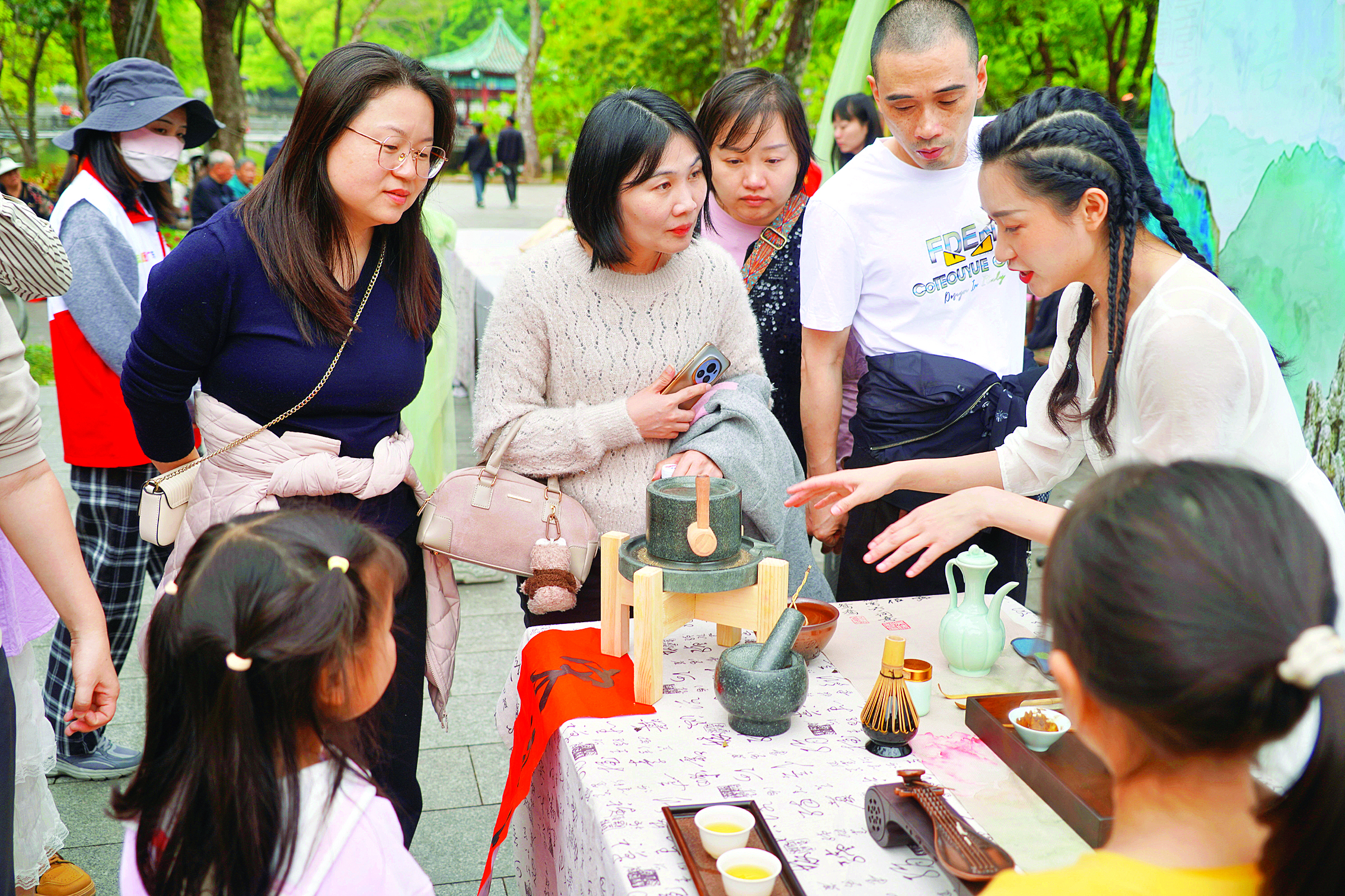     游客在体验宋式点茶。特约通讯员李渊 摄