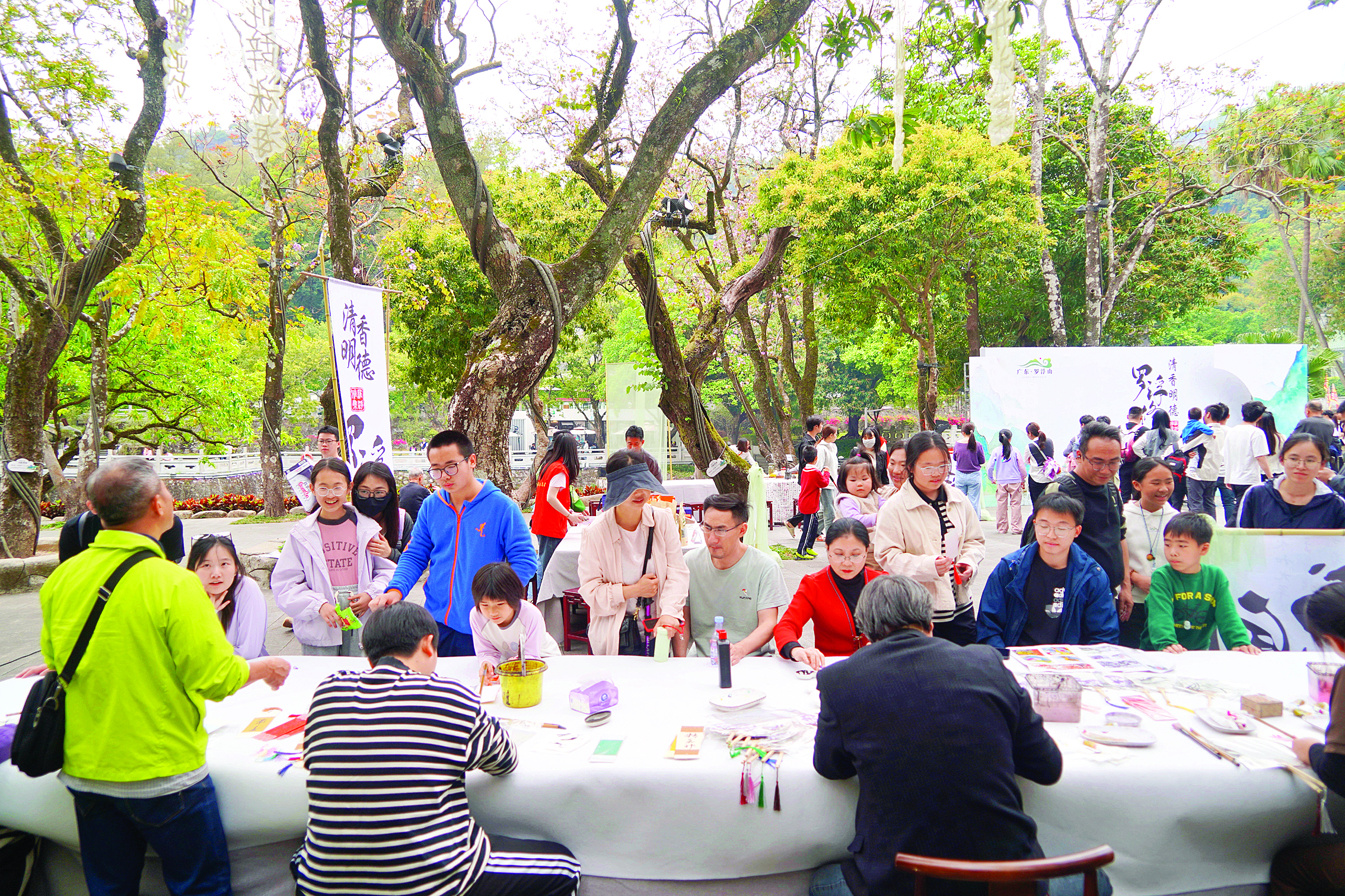     4月4日，清香明德·罗浮修禊第三届系列活动在罗浮山景区启幕，吸引众多游客前来。特约通讯员李渊 摄