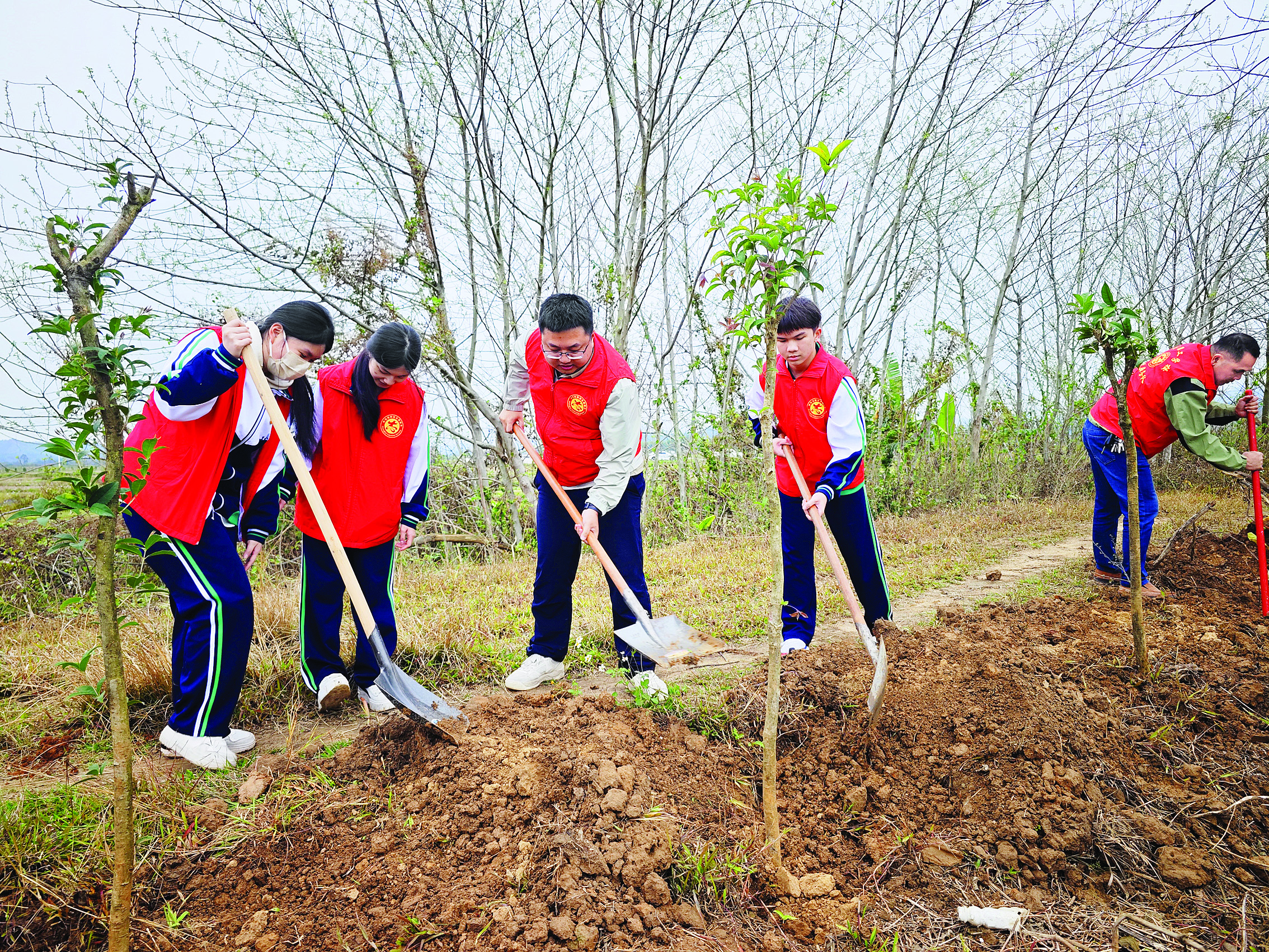     学校倡导人人都做志愿者。