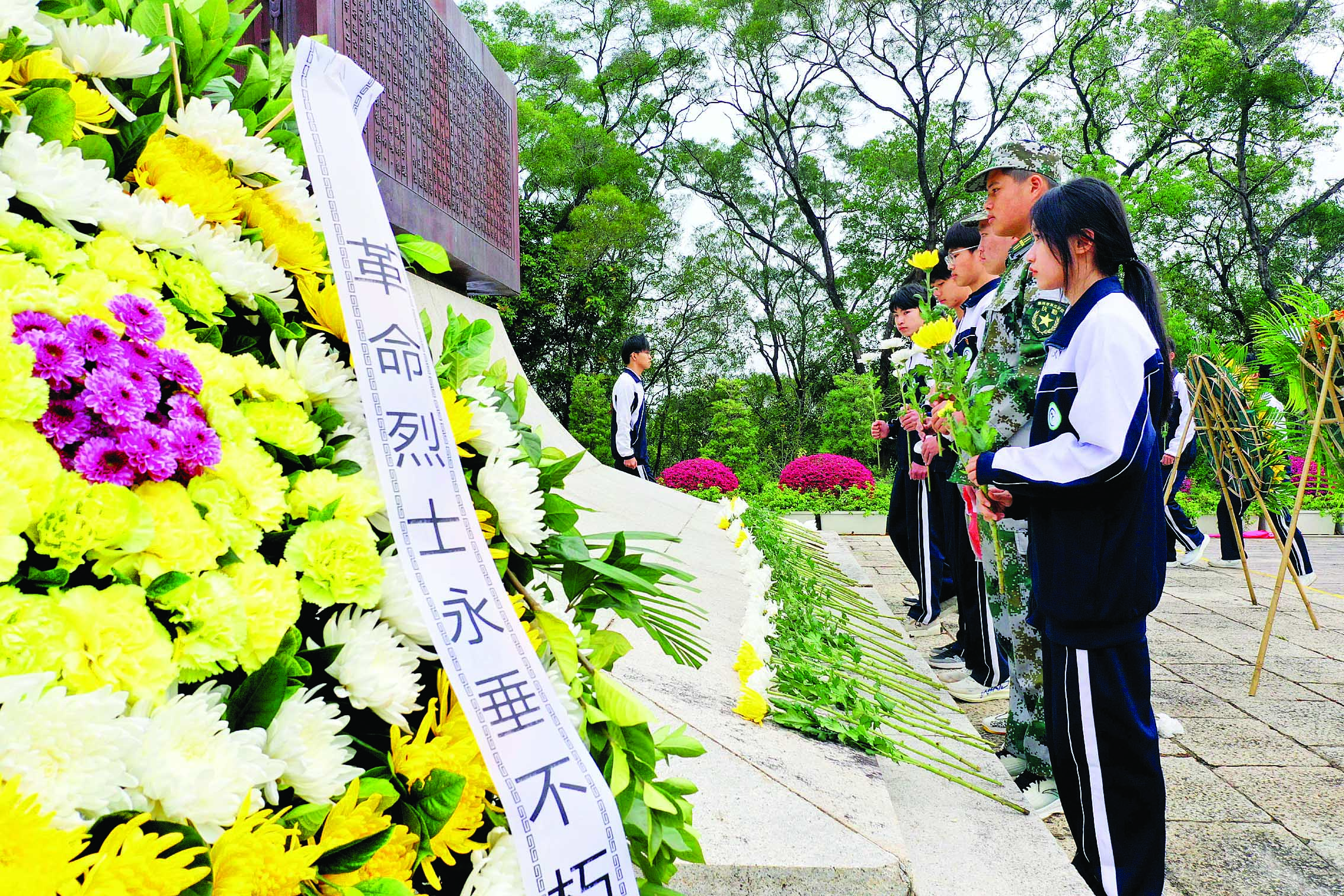     清明节前夕，不少市民和单位团体到惠城区丰山公园东江人民革命烈士纪念碑前祭奠英烈。惠州日报记者朱金赞 摄