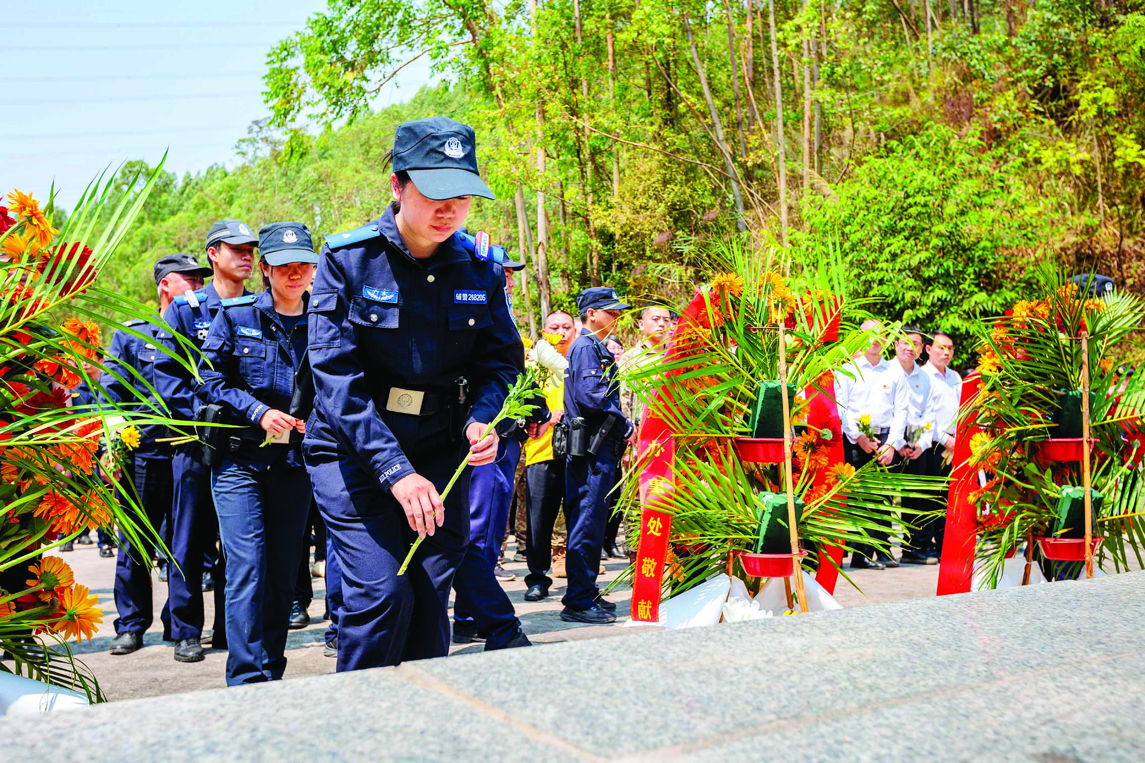     仲恺高新区公安分局惠新派出所民警向英烈献花。通讯员蔡文浩供图