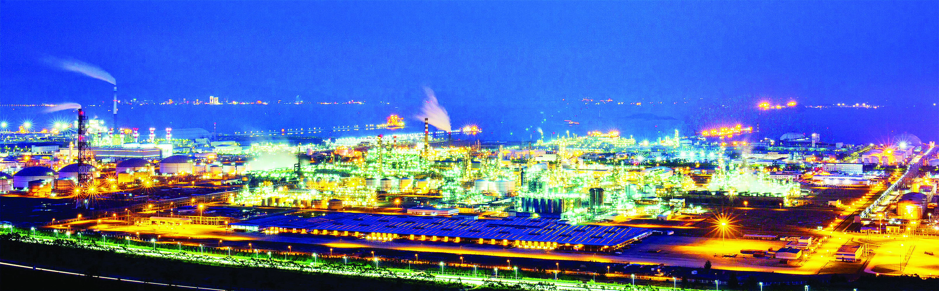     大亚湾石化区灯火辉煌。惠州日报记者匡湘鄂 摄