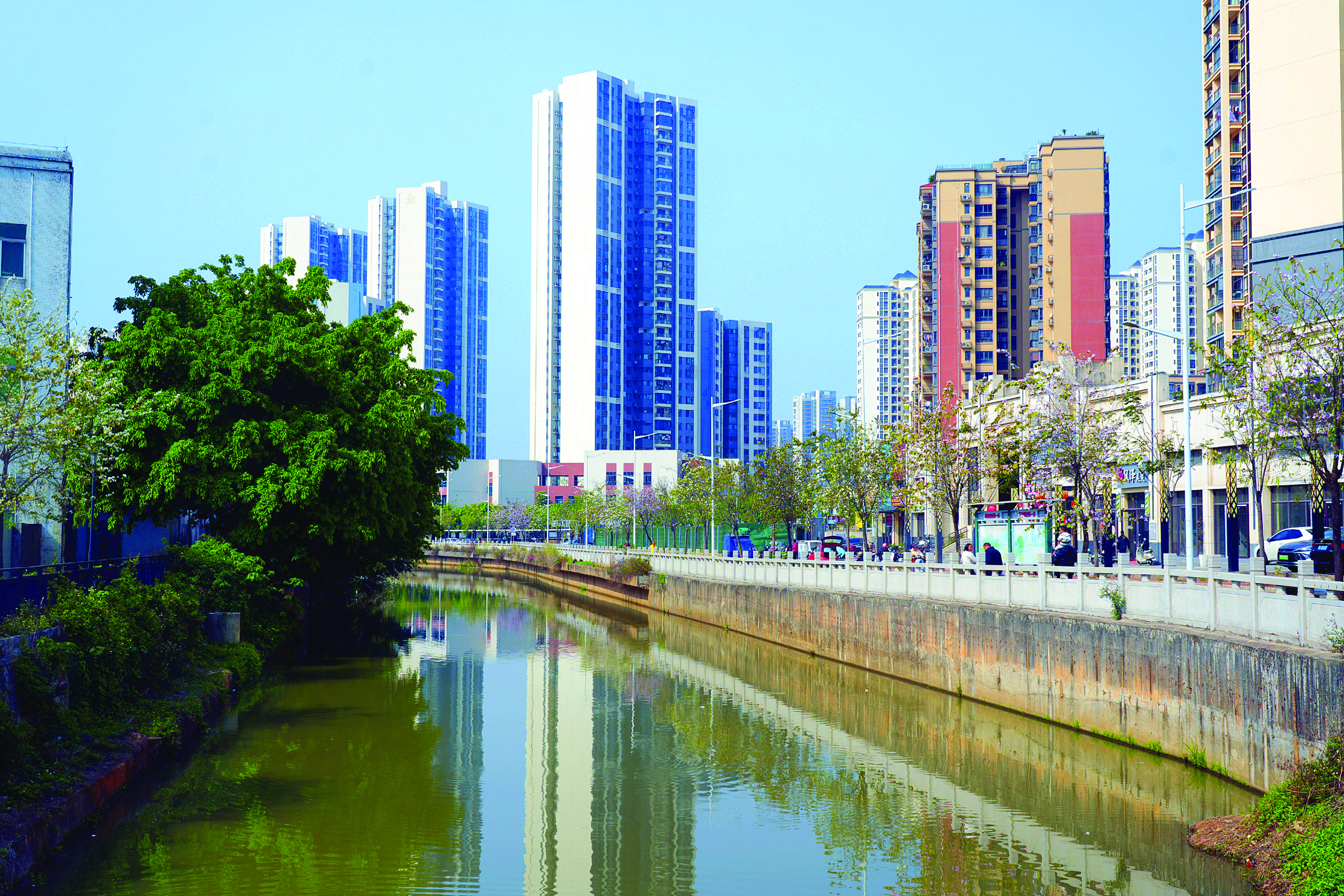     整治提升后，洛塘渠两岸“改头换面”。惠州日报记者朱金赞 摄