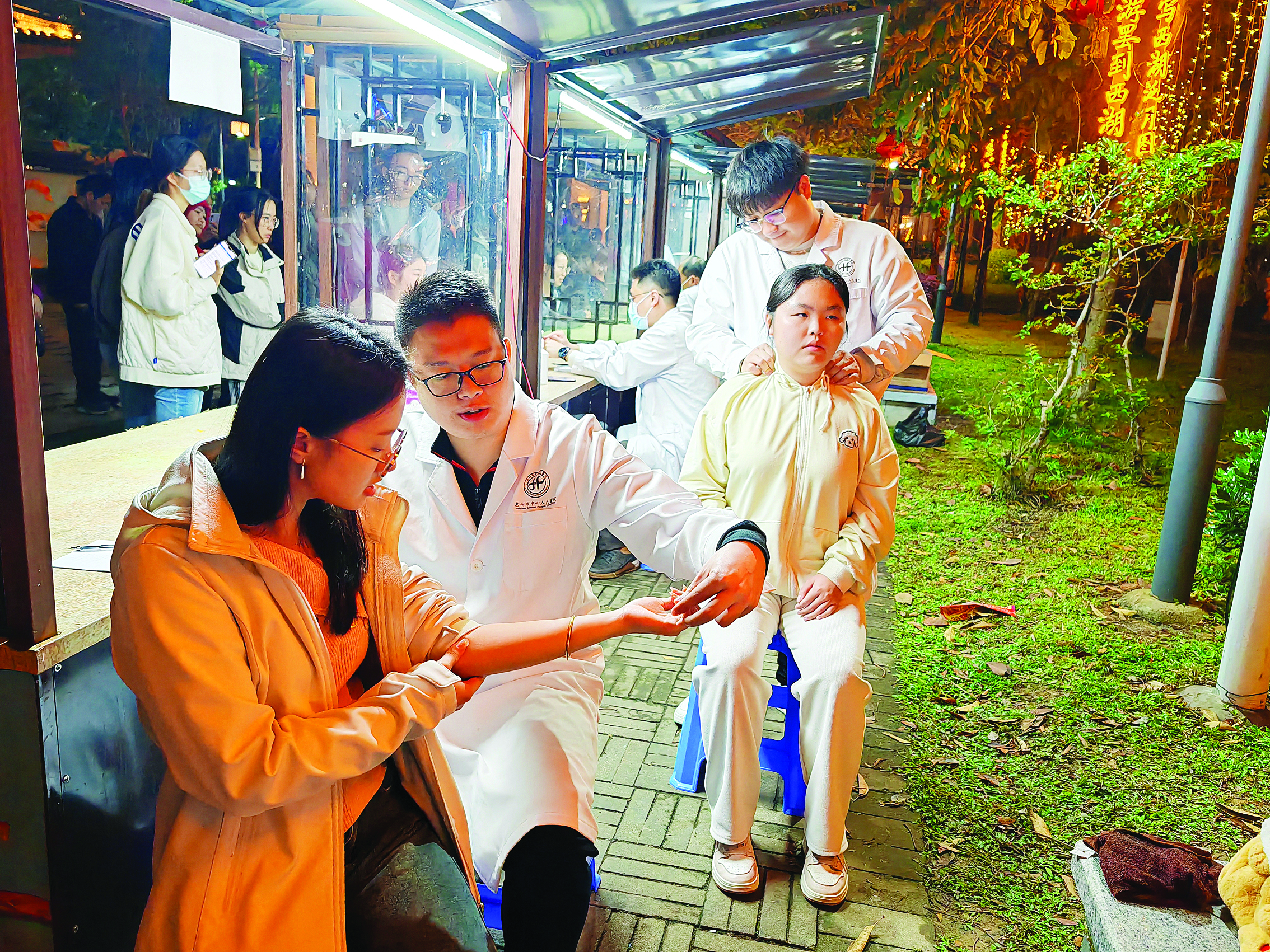     “健康夜市”人气旺。惠州日报记者骆国红 摄