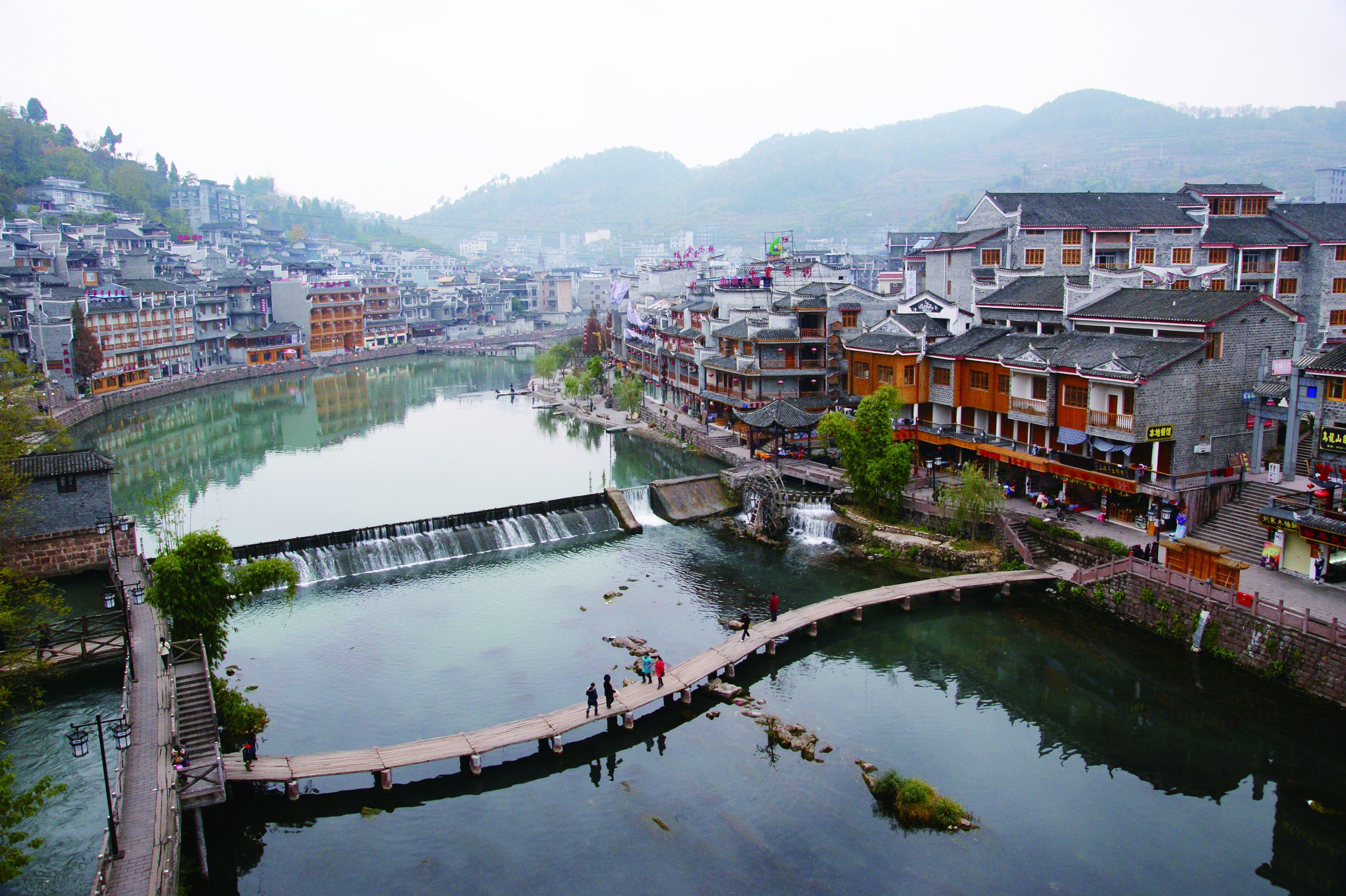     凤凰古城，沱江穿城而过。