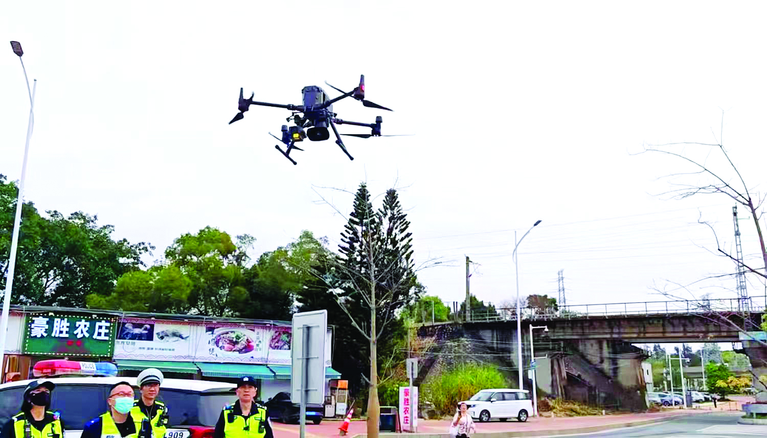     惠州交警启用“无人机”进行空中巡逻指挥，加强道路安全管控。    图片由惠州交警提供